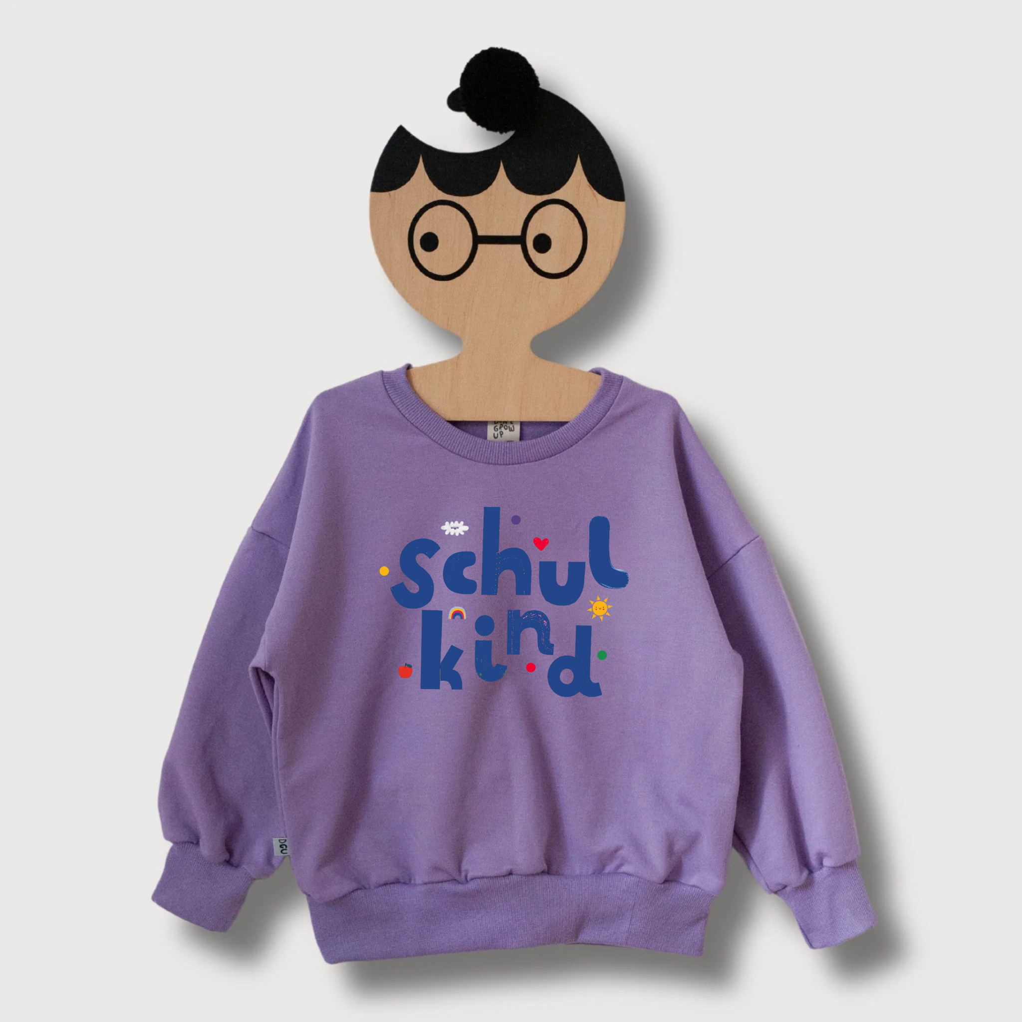 SCHULKIND AUF LILA SWEATSHIRT (LIEFERZEIT CA. 14 TAGE)