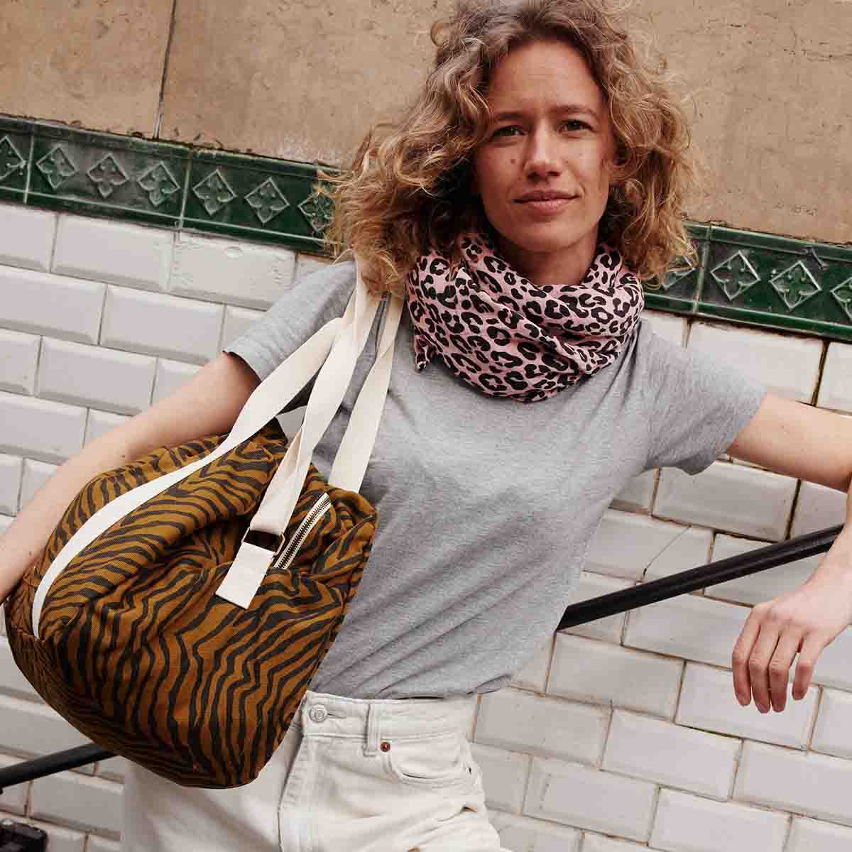 HALSTUCH - LEO + ERDBEERE 110x110