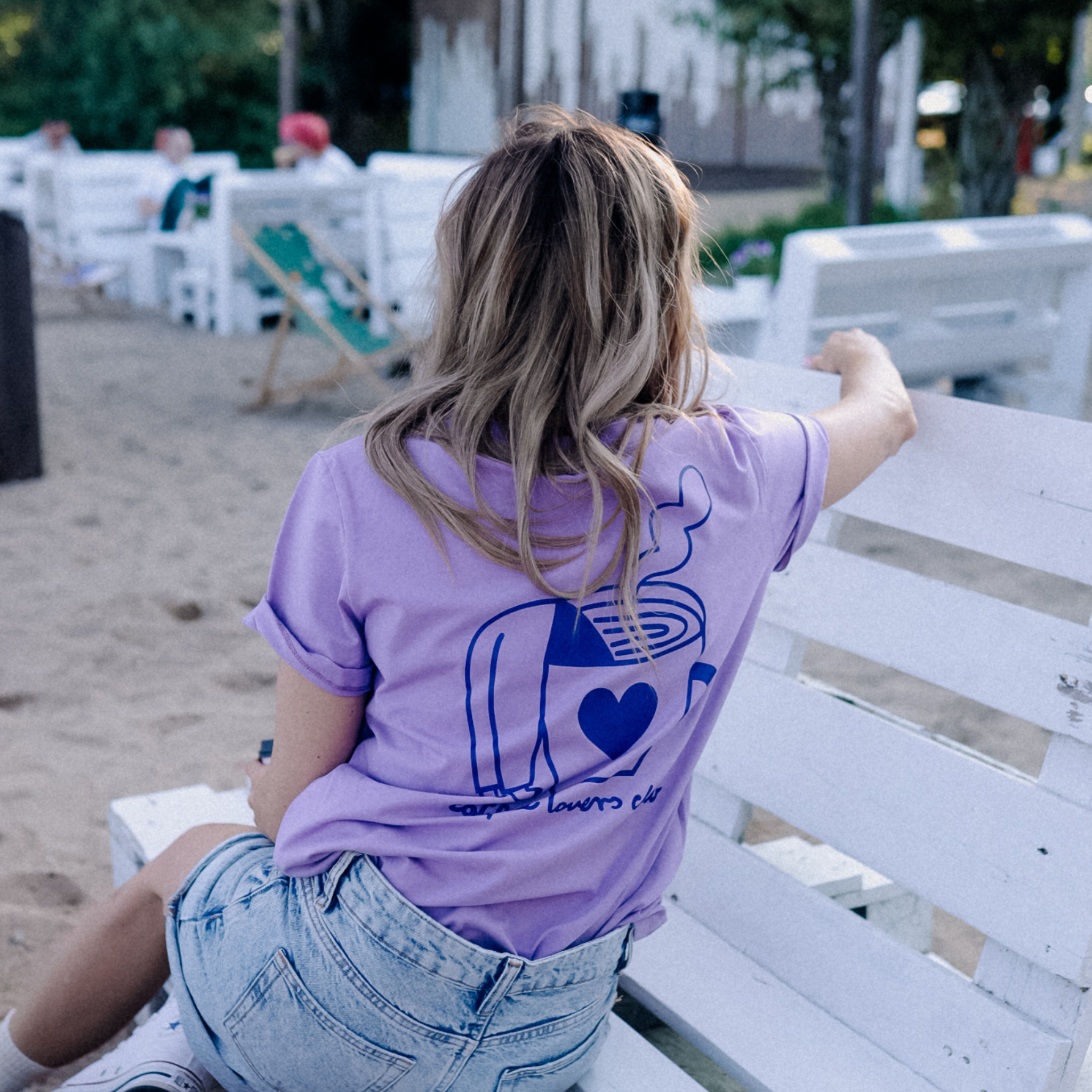 PRE ORDER - BIG COFFEE LOVER AUF LILA - ERWACHSENEN T-SHIRT