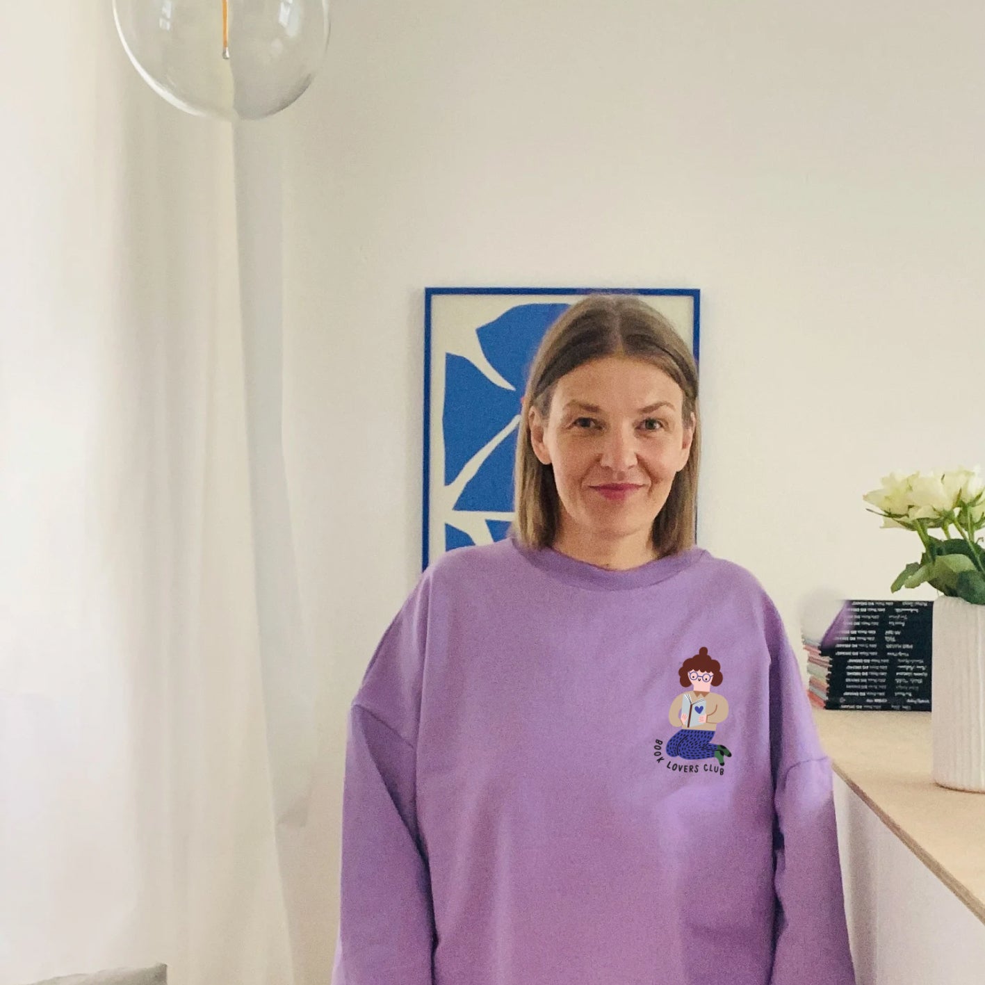 (ERWACHSENEN SWEATSHIRT- BOOK LOVERS AUF LILA (LIEFERUNG CA. 14
