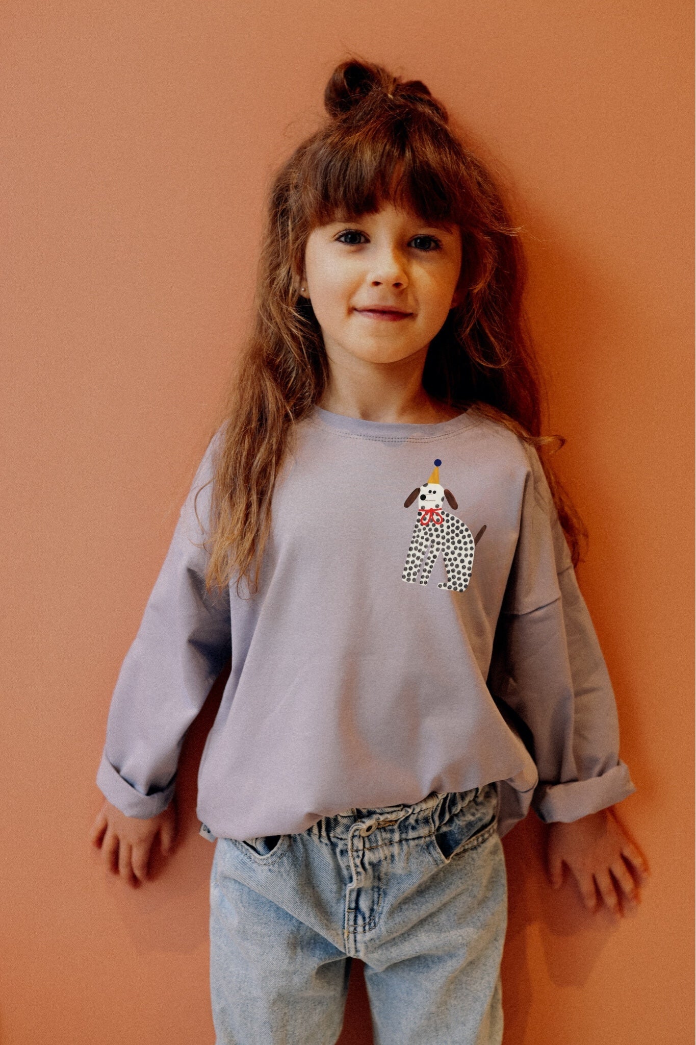 PARTY HUND AUF LILAGRAU OVERSIZED LONGSLEEVE (LIEFERUNG CA. 14 TAGE)