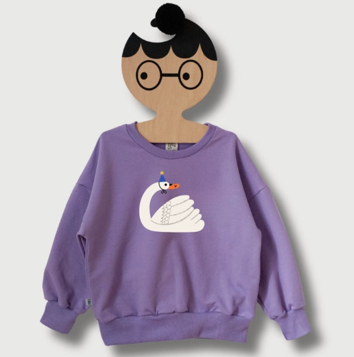 SCHWAN AUF LILA SWEATSHIRT (LIEFERZEIT CA. 14 TAGE)