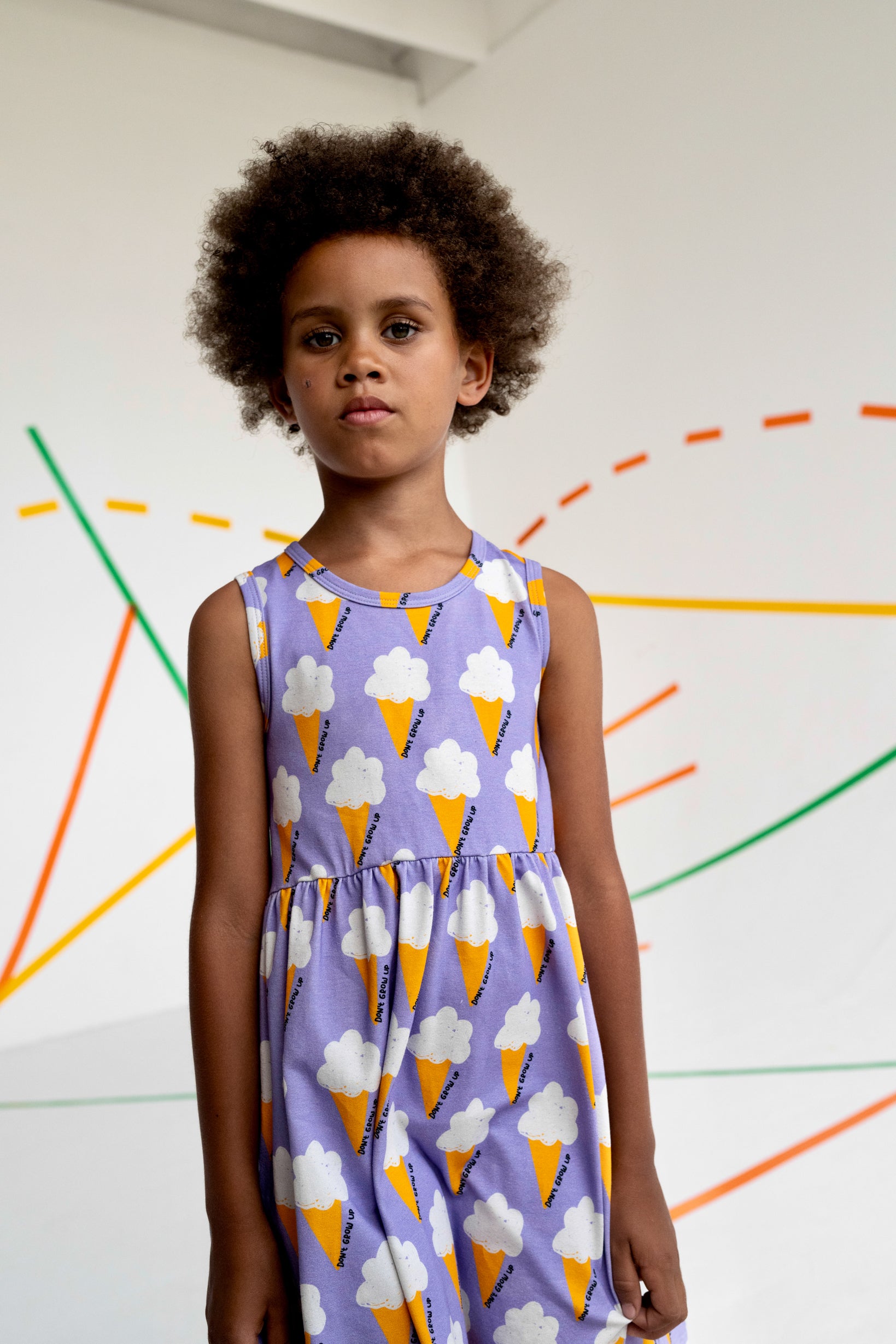 EIS AUF LILA KLEID OHNE ÄRMEL