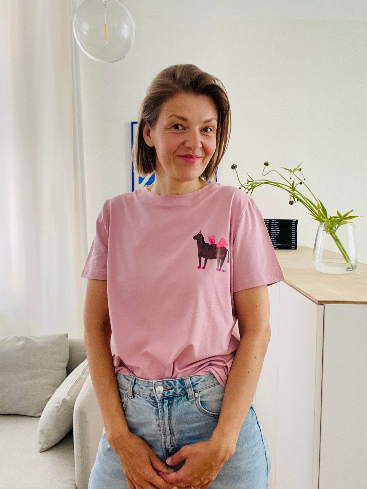 PFERD AUF ROSA - ERWACHSENEN T-SHIRT (LIEFERUNG IN CA. 14 TAGEN)