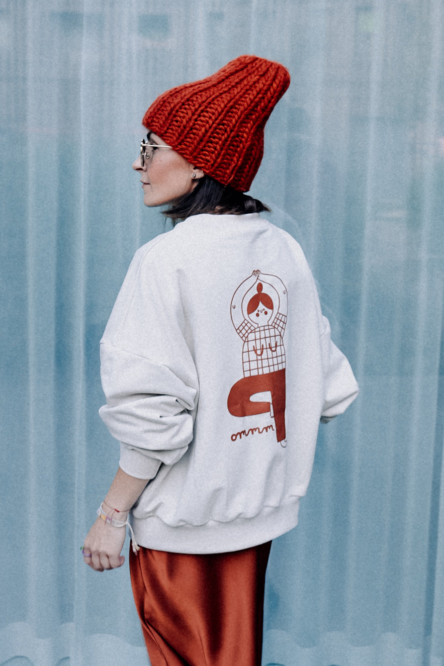 PRE ORDER - BIG YOGA AUF CREME - ERWACHSENEN SWEATSHIRT