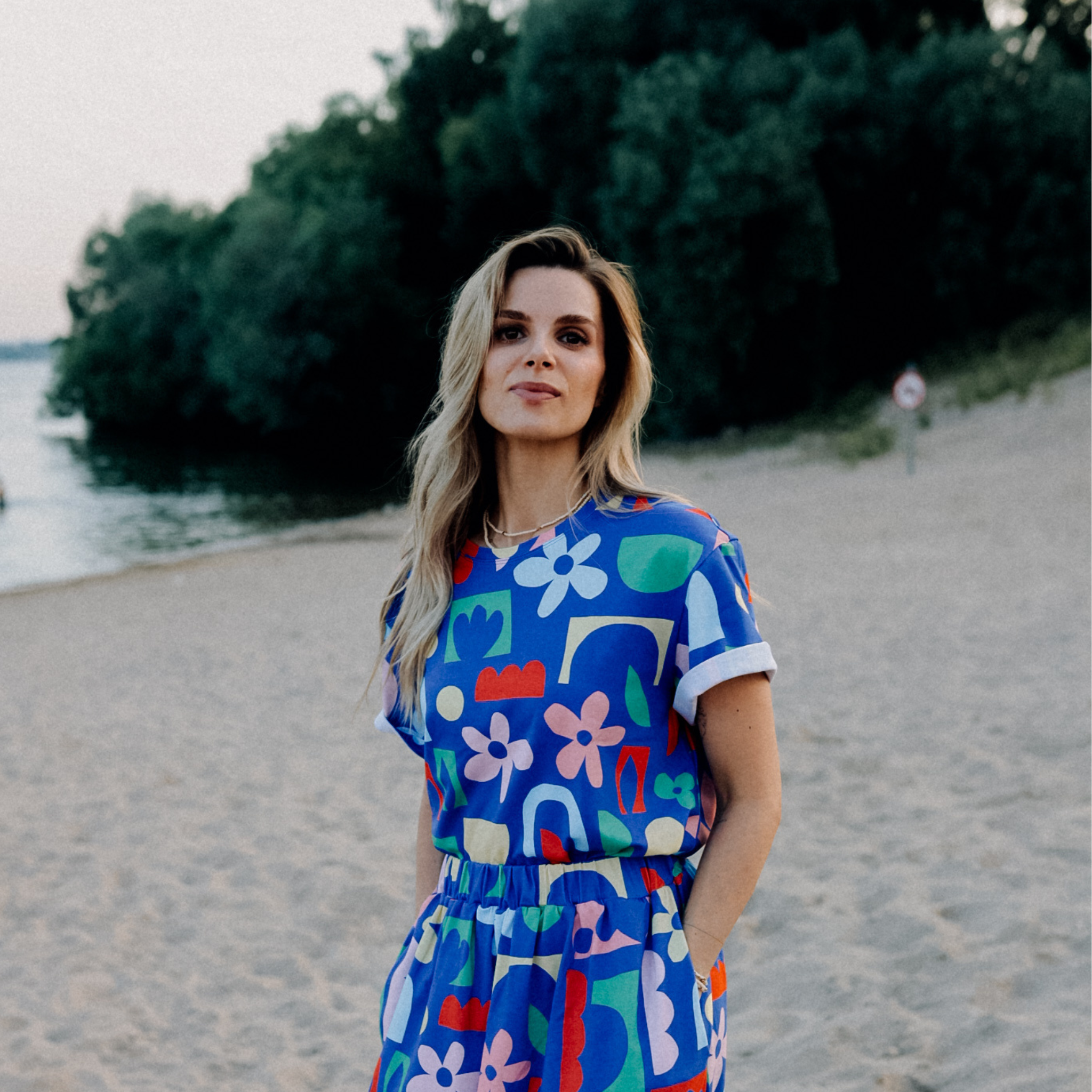 SUMMER SHAPES ALL OVER PRINT- BOXY T-SHIRT ( LIEFERUNG CA. 14 TAGE)