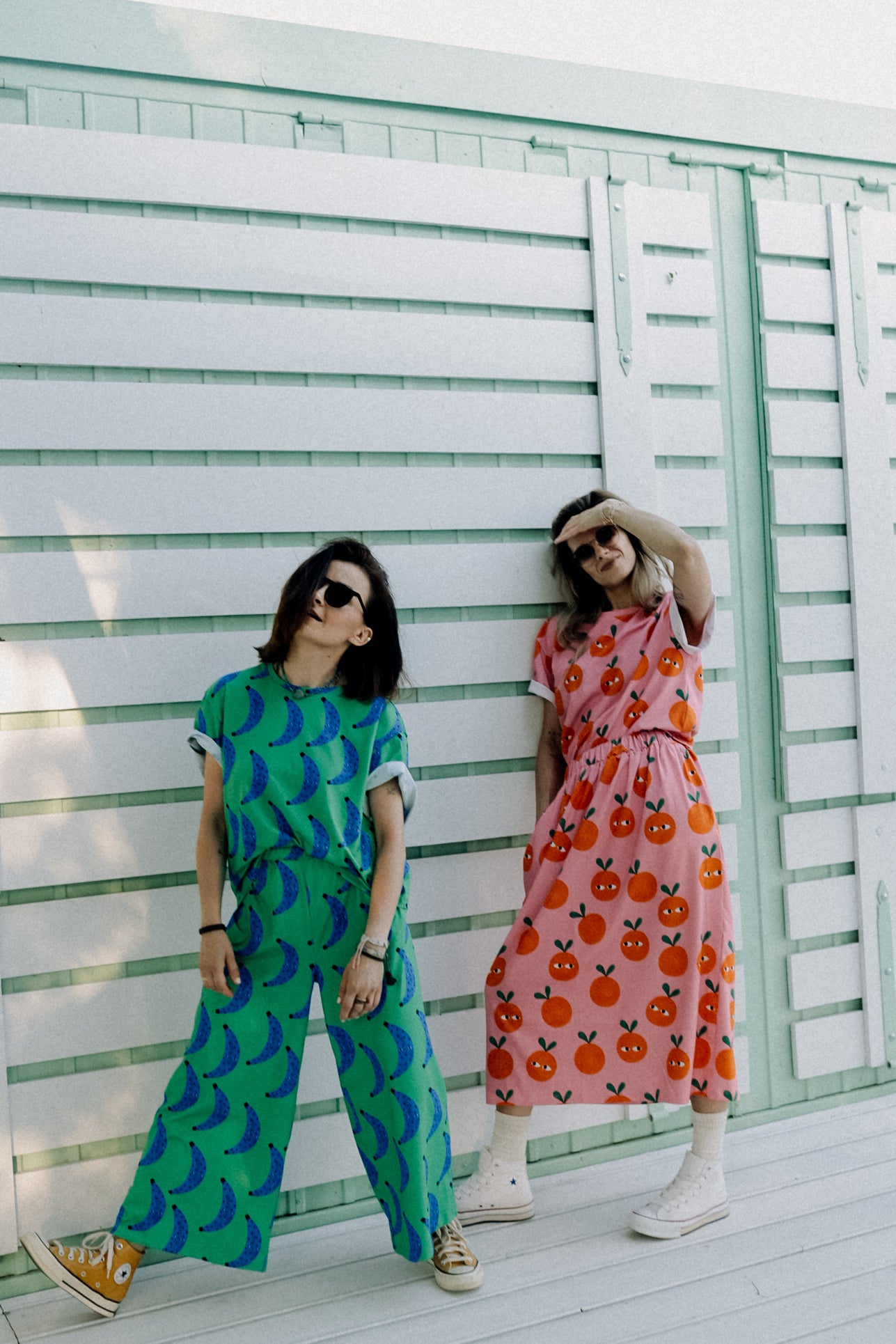 BANANEN AUF GRÜN ALL OVER PRINT- BOXY T-SHIRT