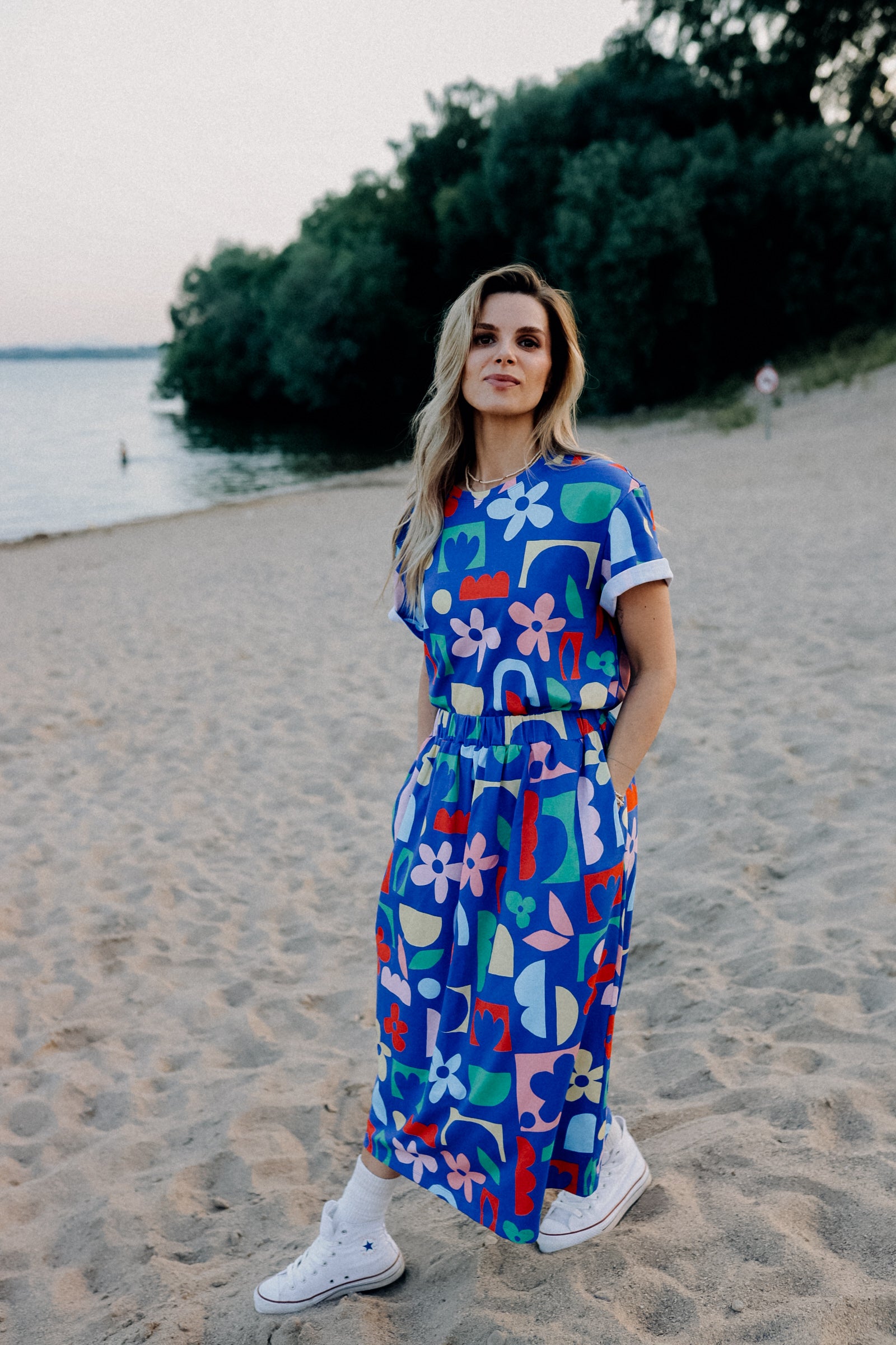 SUMMER SHAPES ALL OVER PRINT- BOXY T-SHIRT ( LIEFERUNG CA. 14 TAGE)