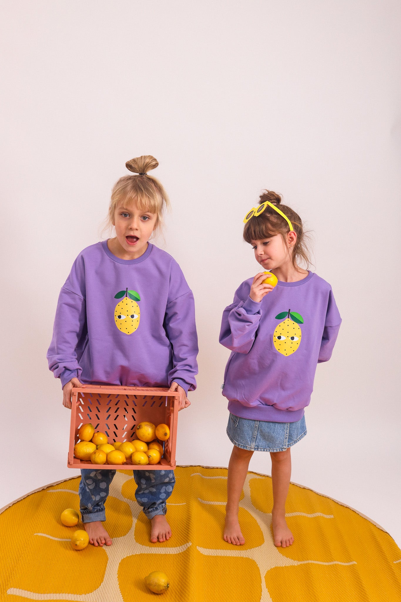 ZITRONE AUF LILA SWEATSHIRT (LIEFERZEIT CA. 14 TAGE)