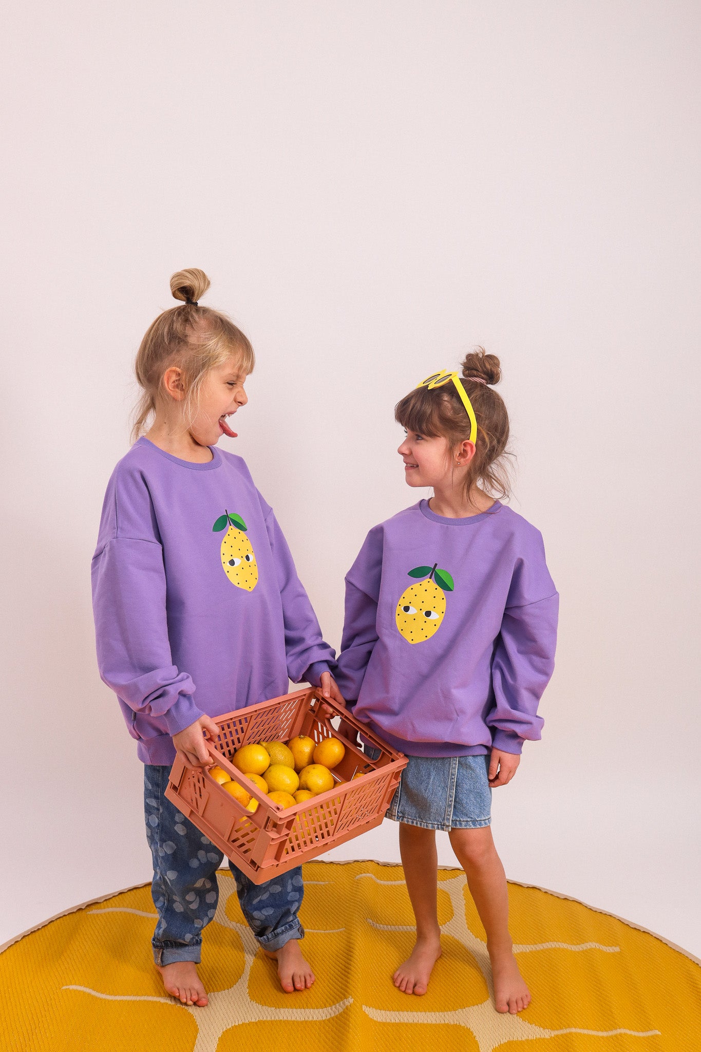 ZITRONE AUF LILA SWEATSHIRT (LIEFERZEIT CA. 14 TAGE)