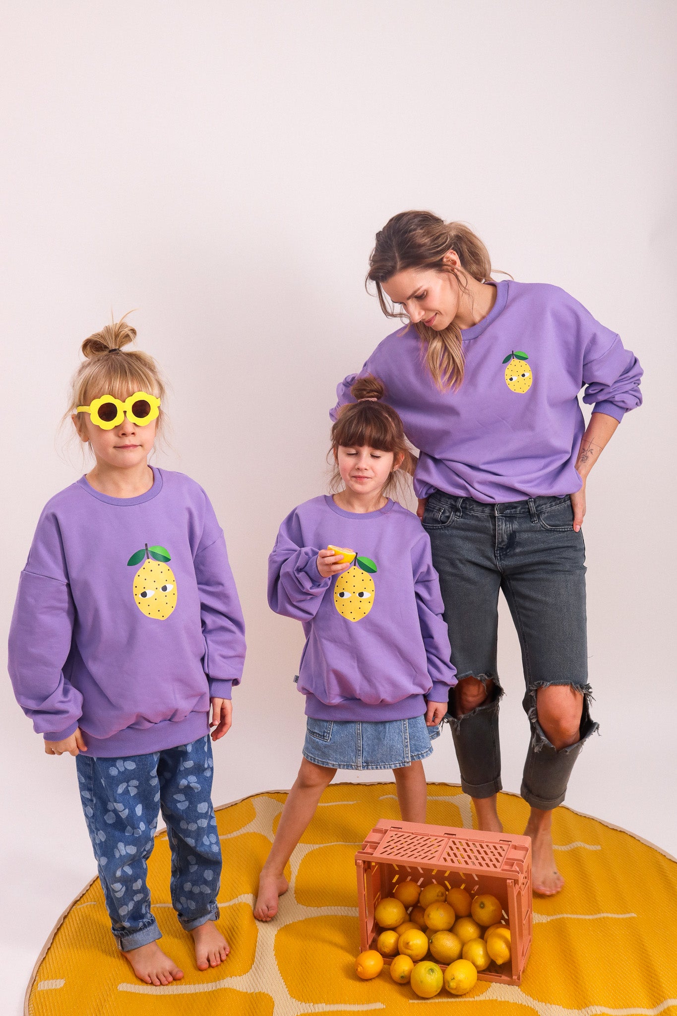 ZITRONE AUF LILA SWEATSHIRT (LIEFERZEIT CA. 14 TAGE)