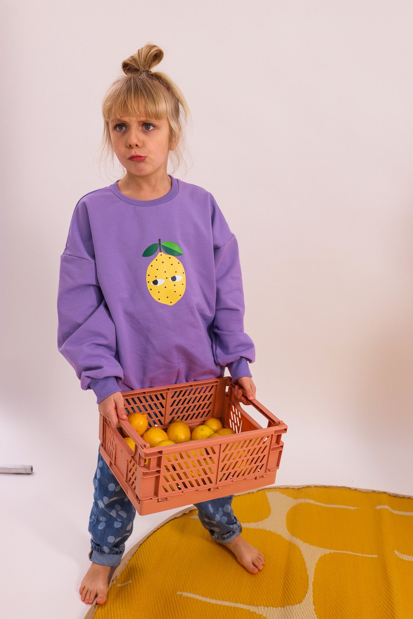 ZITRONE AUF LILA SWEATSHIRT (LIEFERZEIT CA. 14 TAGE)