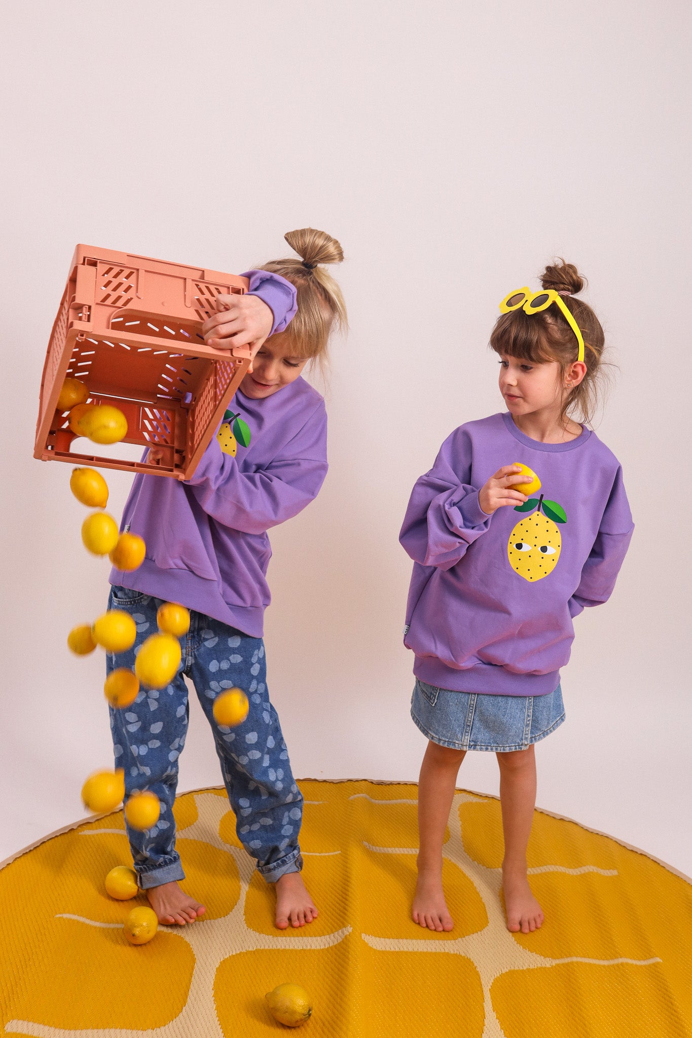 ZITRONE AUF LILA SWEATSHIRT (LIEFERZEIT CA. 14 TAGE)