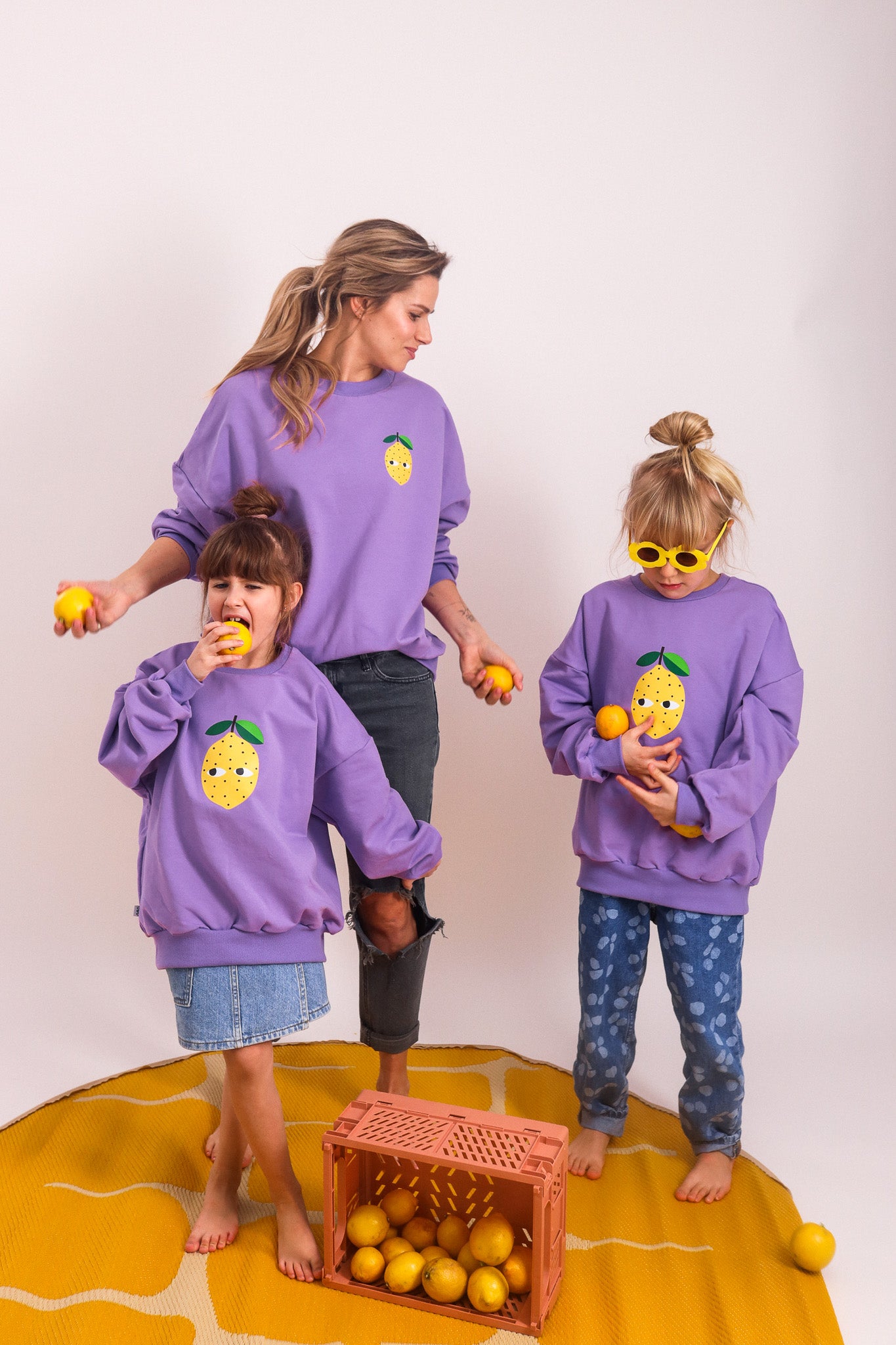 ZITRONE AUF LILA SWEATSHIRT (LIEFERZEIT CA. 14 TAGE)