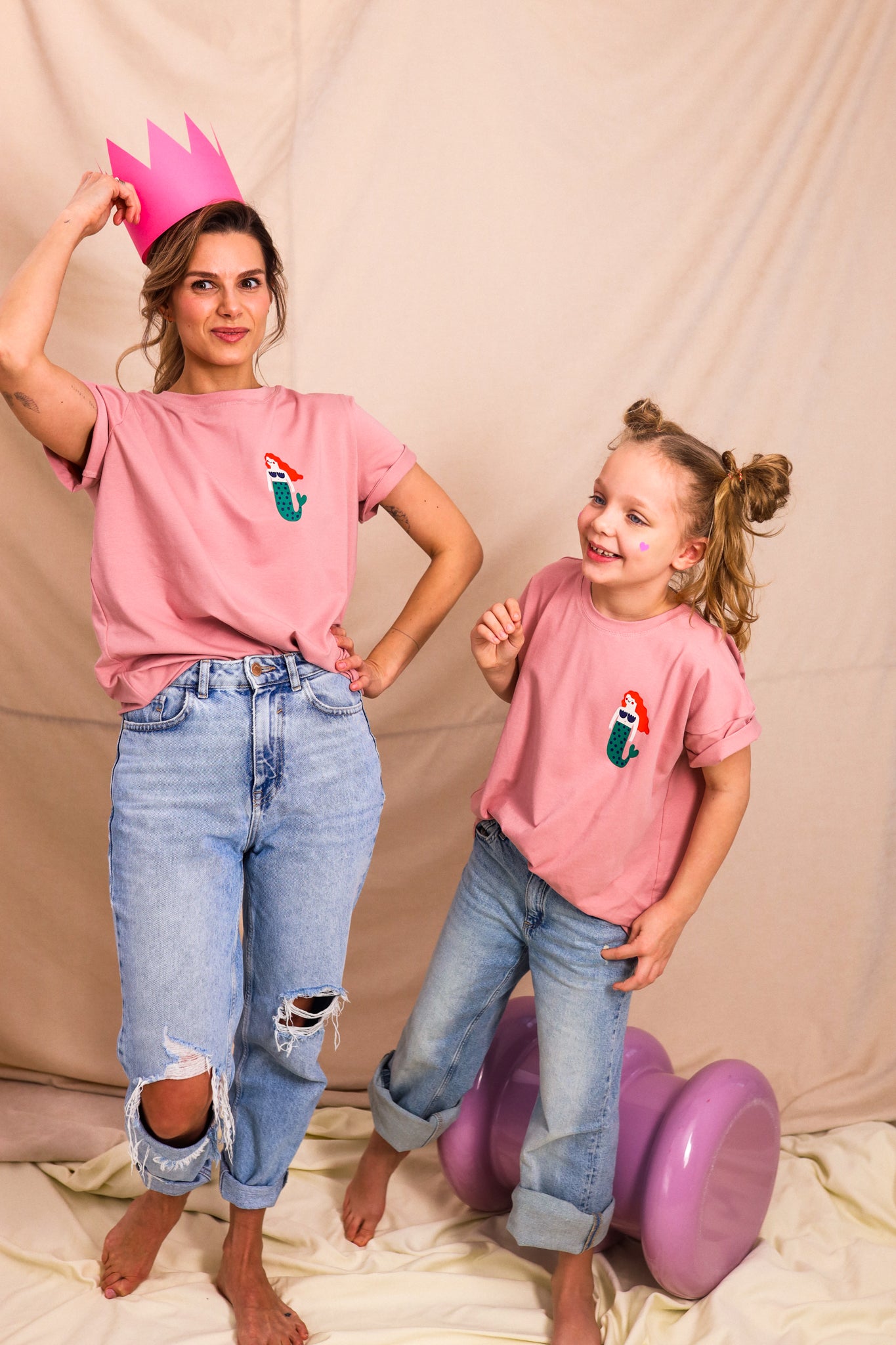 MEERJUNGFRAU AUF ROSA - ERWACHSENEN T-SHIRT