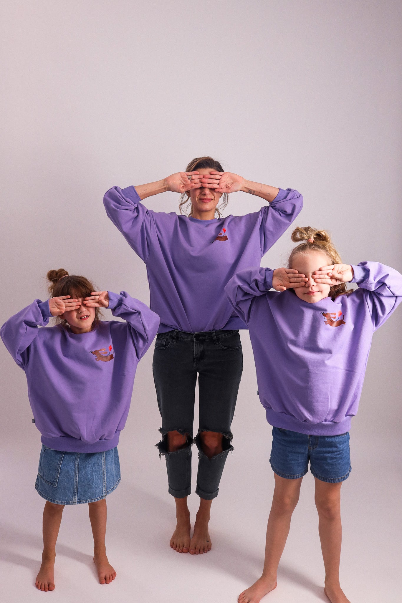 DACKEL AUF LILA SWEATSHIRT (LIEFERZEIT CA. 14 TAGE)