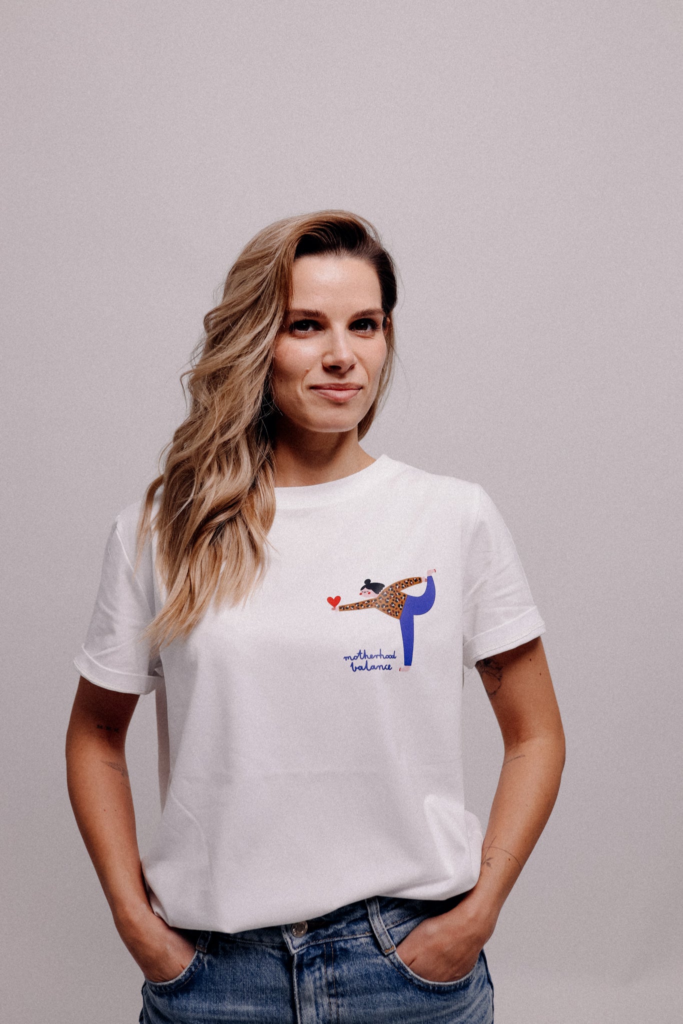 MOTHERHOOD BALANCE AUF WEIß - ERWACHSENEN T-SHIRT