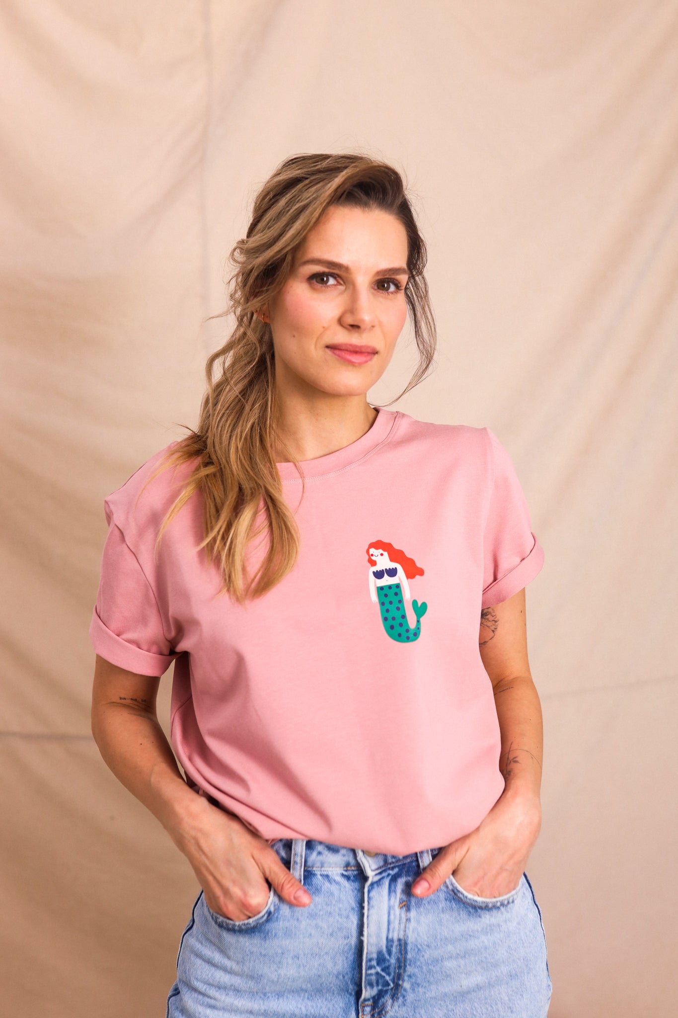 MEERJUNGFRAU AUF ROSA - ERWACHSENEN T-SHIRT