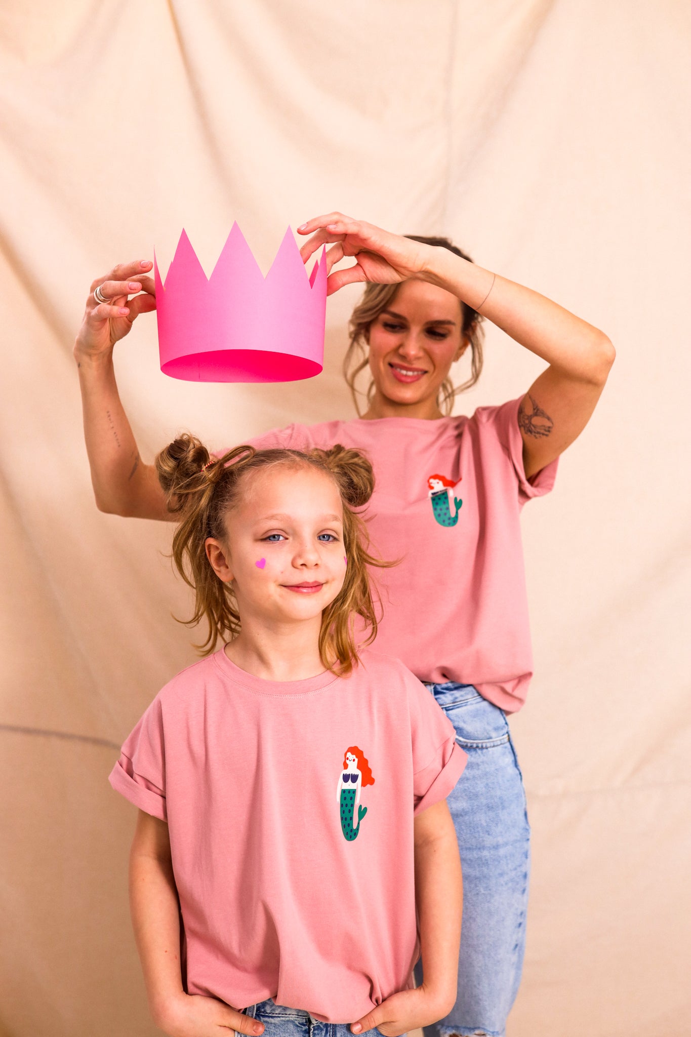 MEERJUNGFRAU AUF ROSA - ERWACHSENEN T-SHIRT