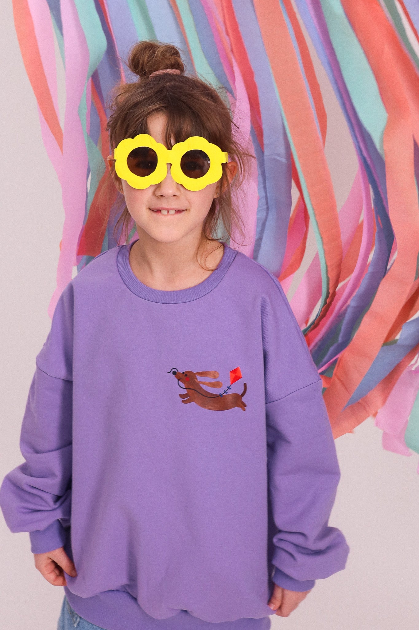 DACKEL AUF LILA SWEATSHIRT (LIEFERZEIT CA. 14 TAGE)