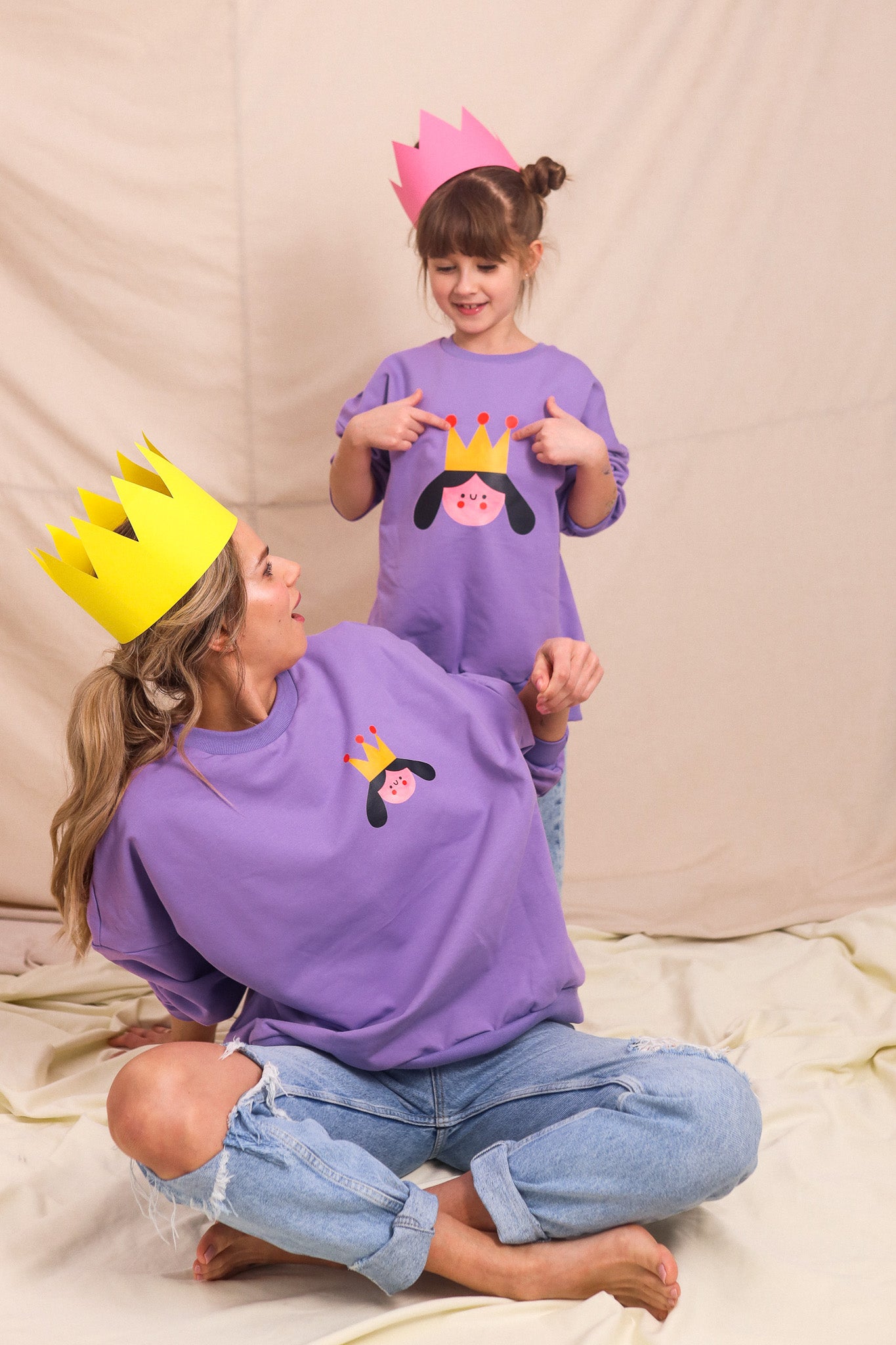 QUEEN AUF LILA SWEATSHIRT (LIEFERZEIT CA. 14 TAGE)