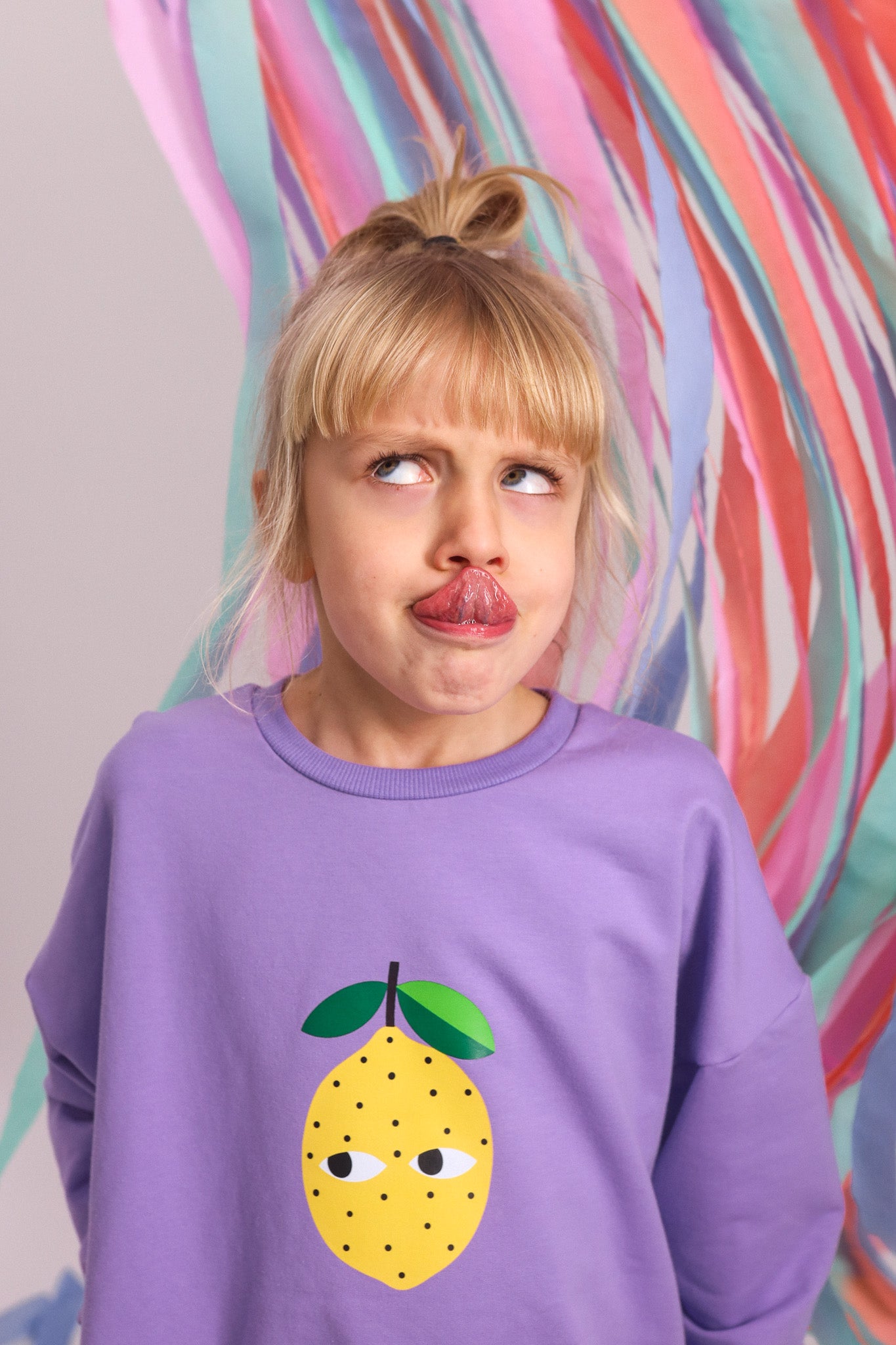 ZITRONE AUF LILA SWEATSHIRT (LIEFERZEIT CA. 14 TAGE)