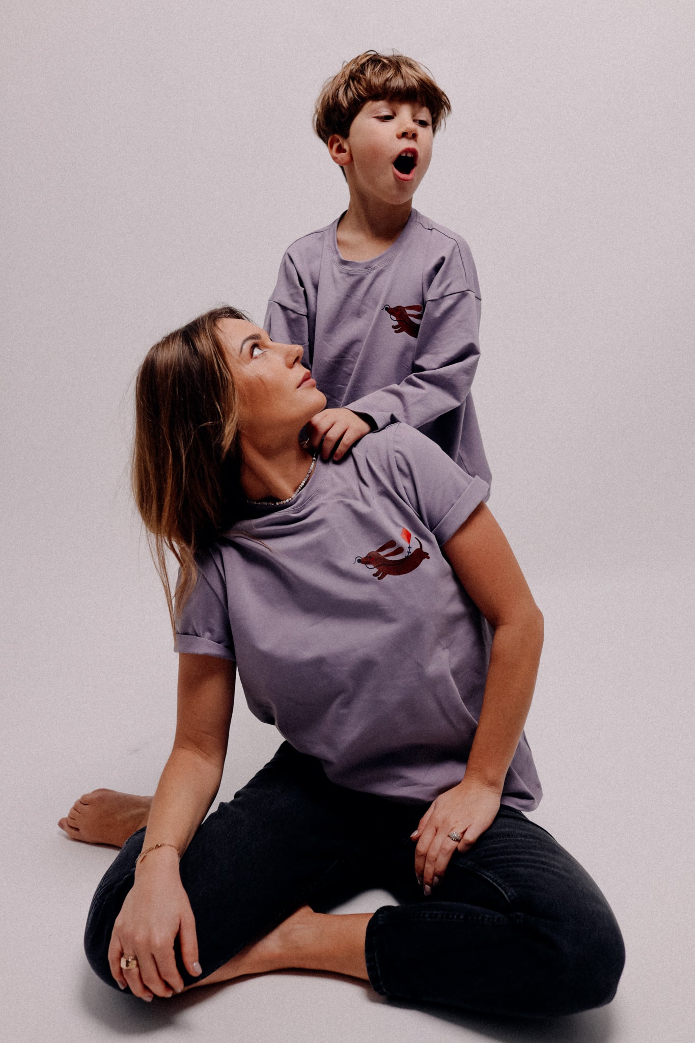 DACKEL AUF VINTAGE VIOLETT - ERWACHSENEN T-SHIRT