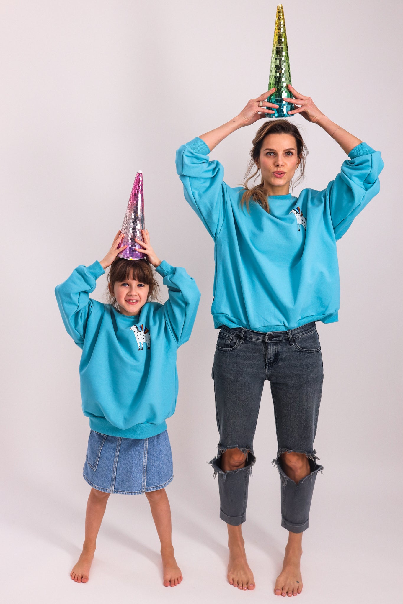 REGENBOGEN PFERD AUF PETROL SWEATSHIRT (LIEFERZEIT CA. 14 TAGE)