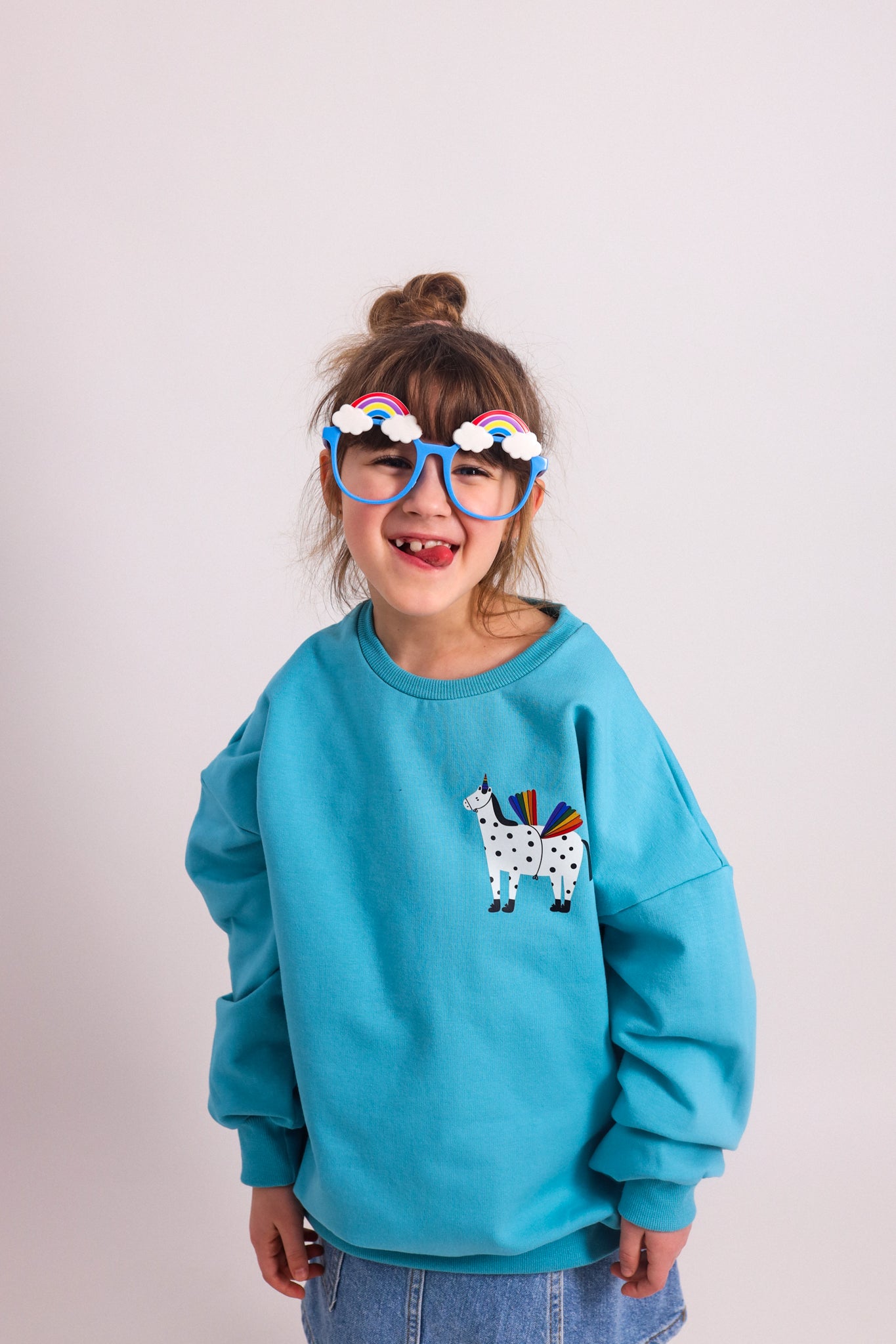 REGENBOGEN PFERD AUF PETROL SWEATSHIRT (LIEFERZEIT CA. 14 TAGE)