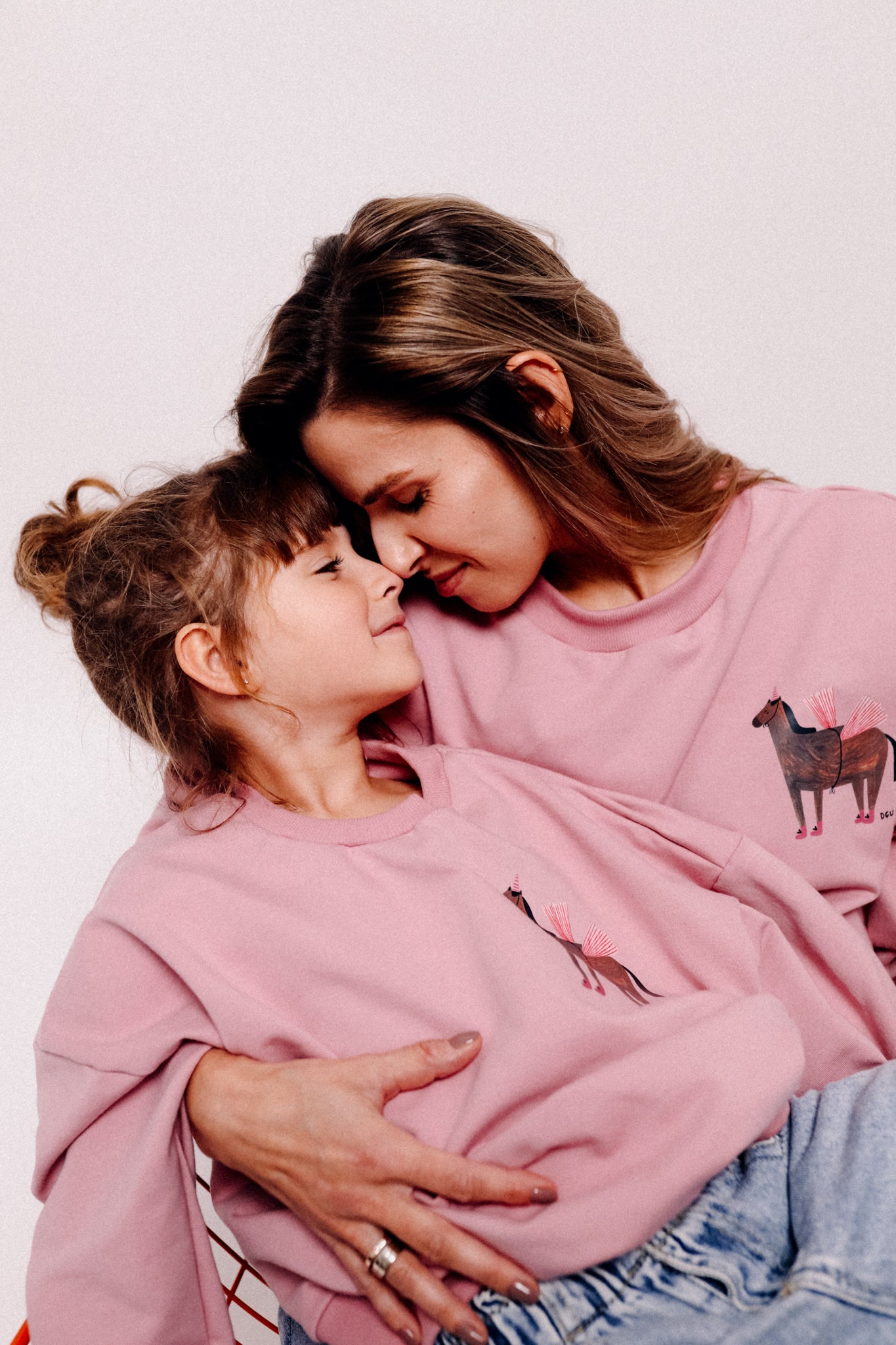 PFERD AUF ALTROSA KINDER SWEATSHIRT (LIEFERZEIT CA. 14 TAGE)