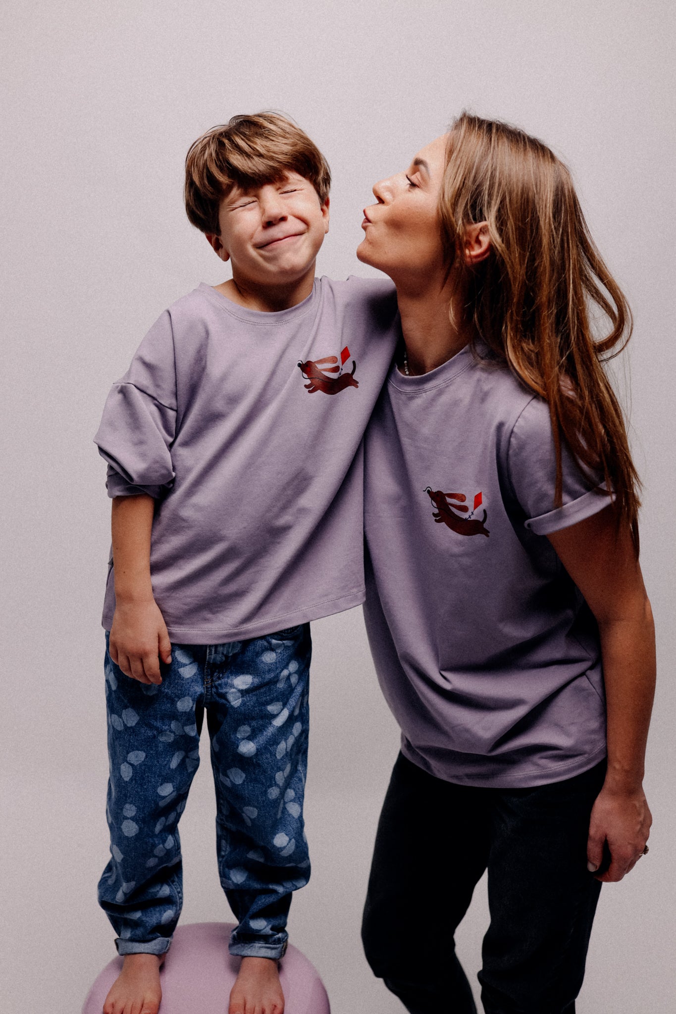 DACKEL AUF VINTAGE VIOLETT - ERWACHSENEN T-SHIRT