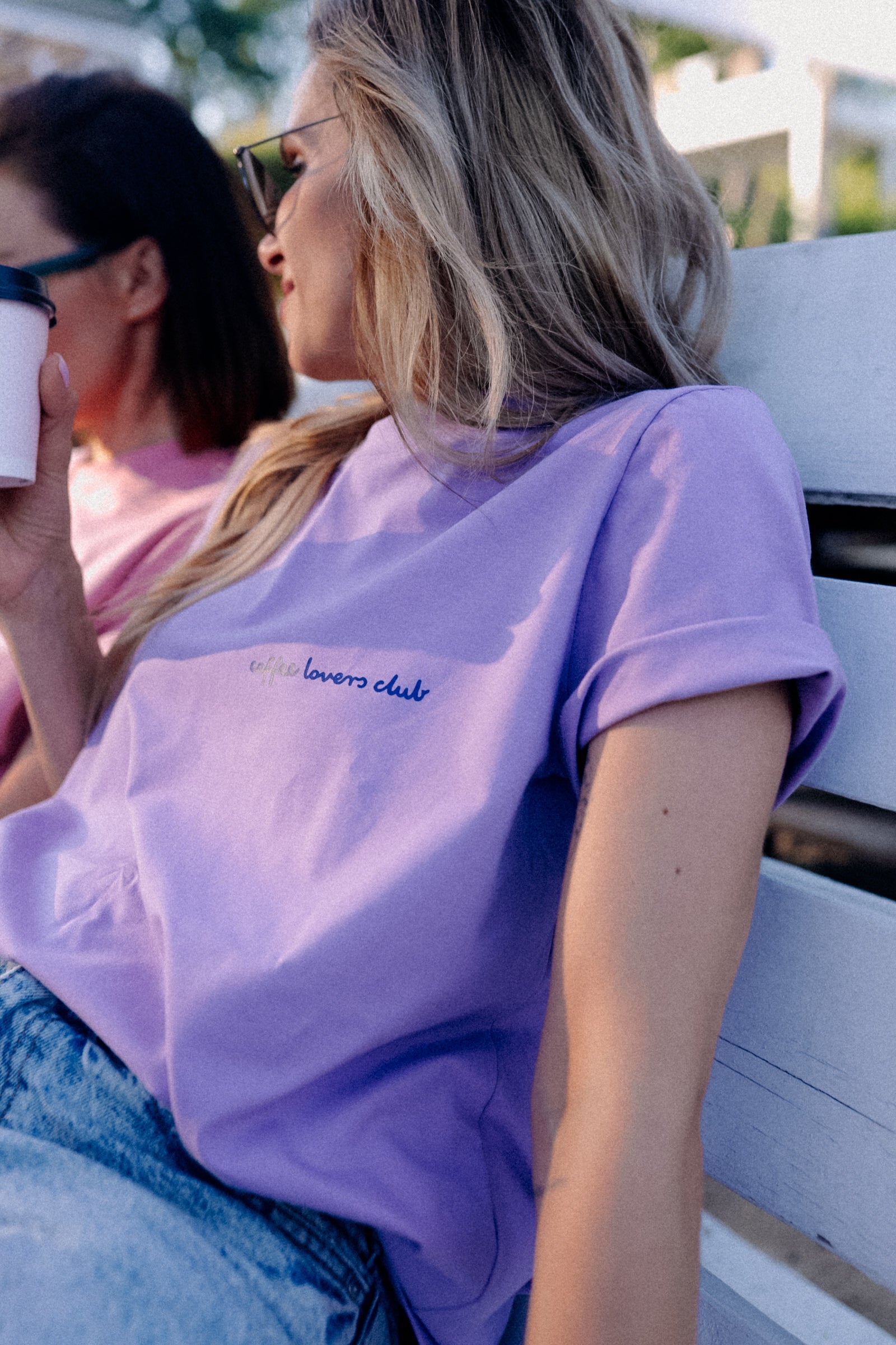 PRE ORDER - BIG COFFEE LOVER AUF LILA - ERWACHSENEN T-SHIRT