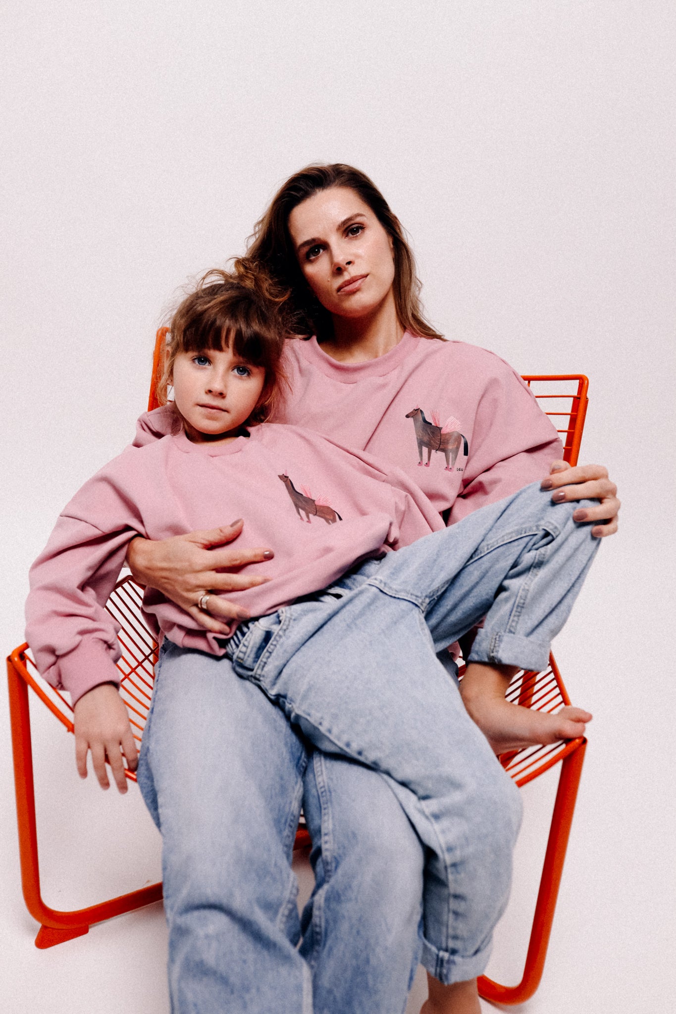 PFERD AUF ALTROSA KINDER SWEATSHIRT (LIEFERZEIT CA. 14 TAGE)