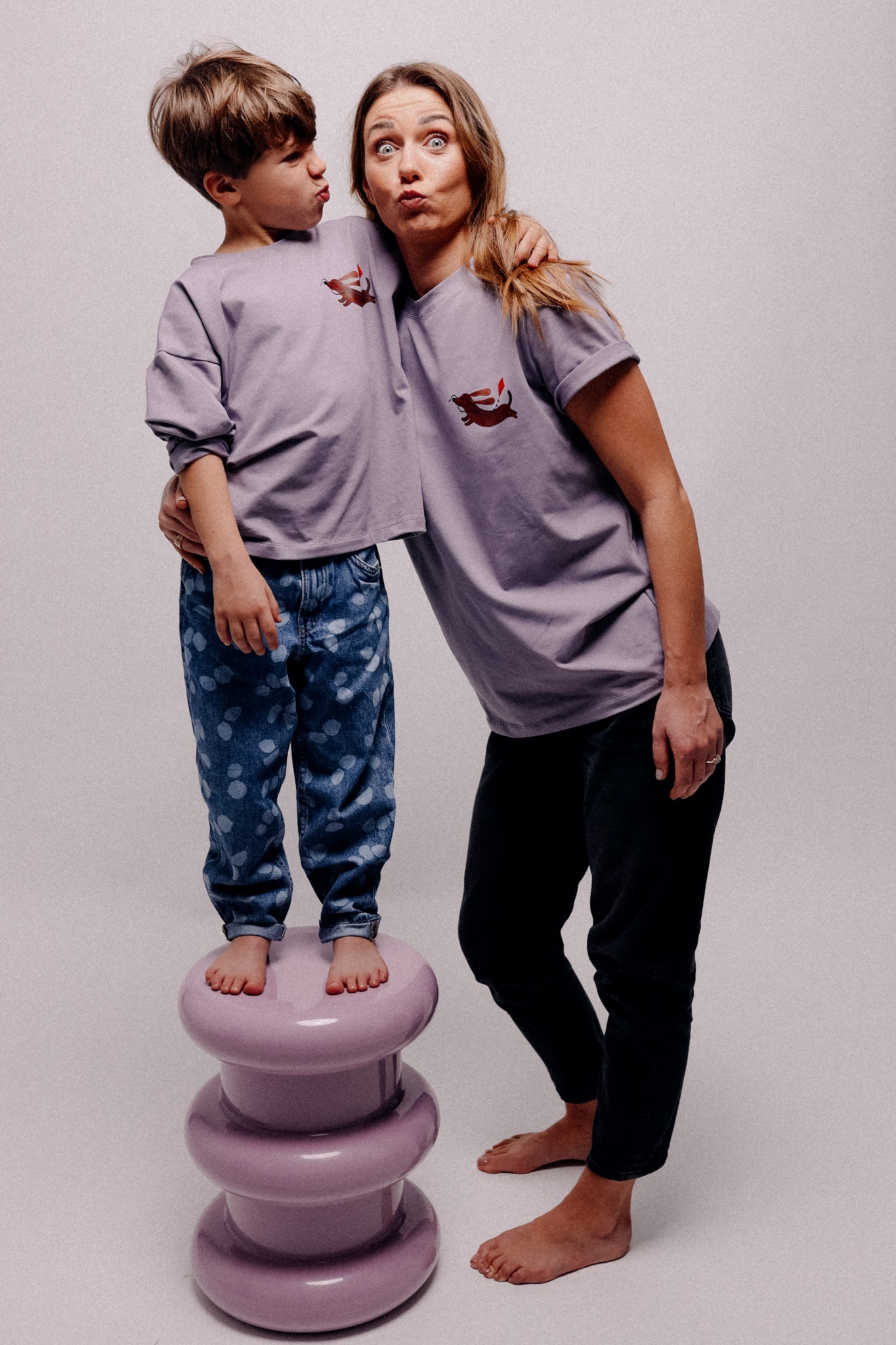 DACKEL AUF VINTAGE VIOLETT - ERWACHSENEN T-SHIRT