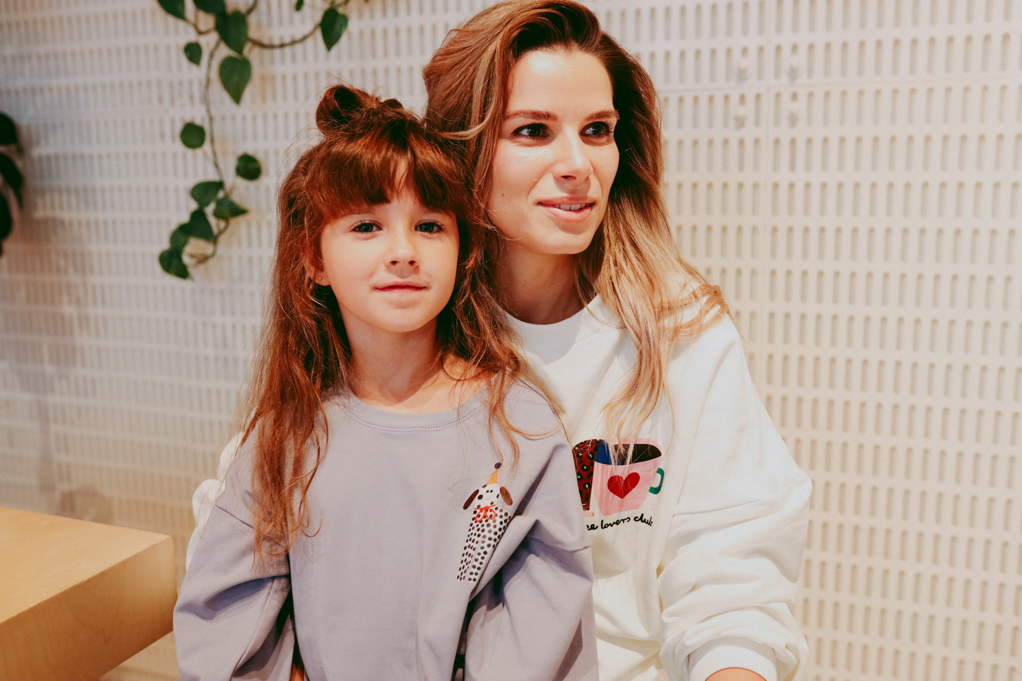 PARTY HUND AUF LILAGRAU OVERSIZED LONGSLEEVE (LIEFERUNG CA. 14 TAGE)