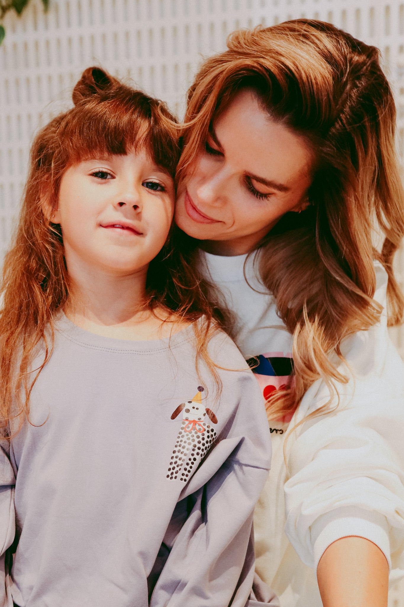 PARTY HUND AUF LILAGRAU OVERSIZED LONGSLEEVE (LIEFERUNG CA. 14 TAGE)