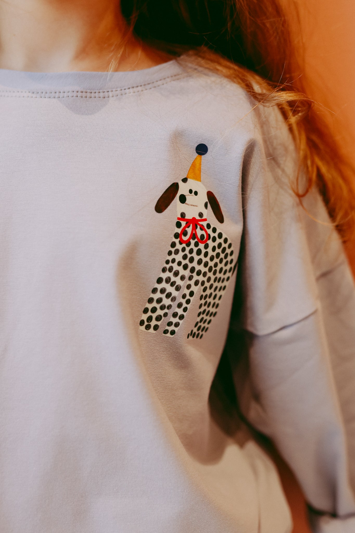 PARTY HUND AUF LILAGRAU OVERSIZED LONGSLEEVE (LIEFERUNG CA. 14 TAGE)