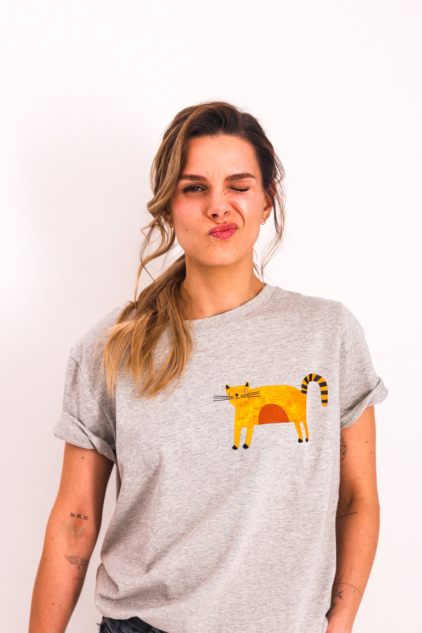 GELBE KATZE AUF GRAU MELIERT - ERWACHSENEN T-SHIRT