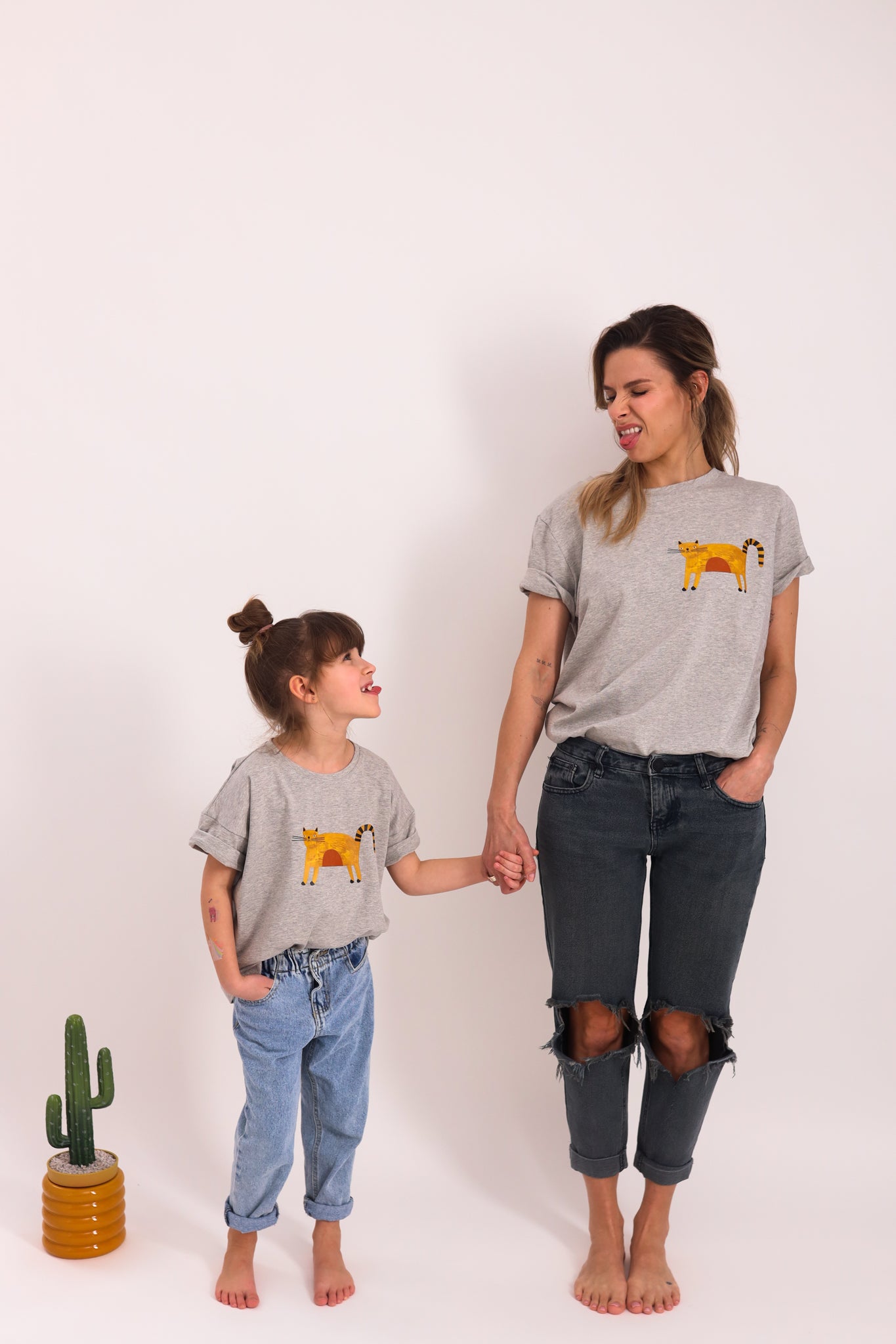 GELBE KATZE AUF GRAU MELIERT - ERWACHSENEN T-SHIRT