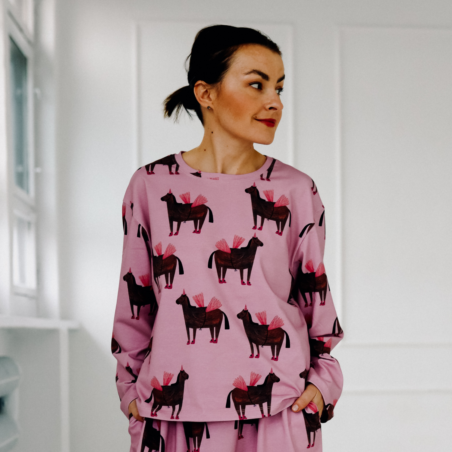 PRE ORDER - PFERDE AUF ROSA - LONGSLEEVE