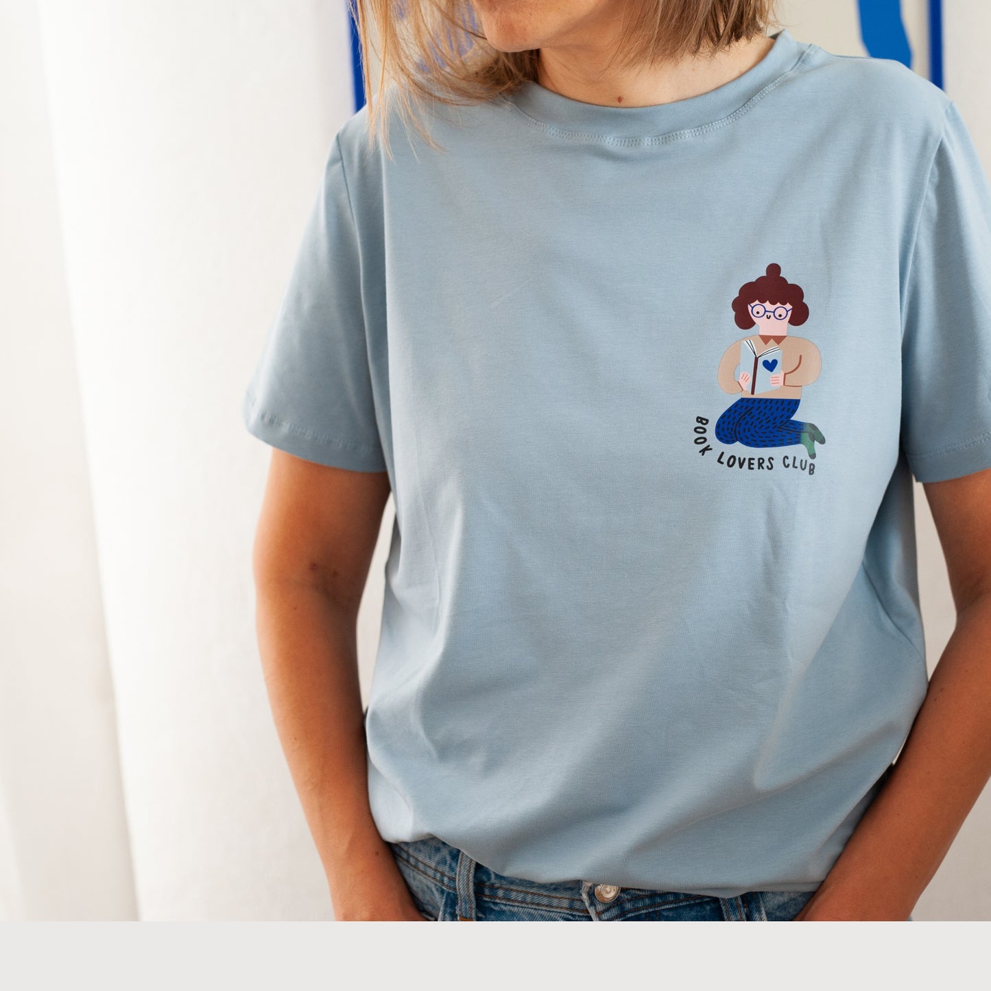 BOOK LOVERS AUF HELLBLAU -  ERWACHSENEN T-SHIRT (SOFORT VERSANDFERTIG)