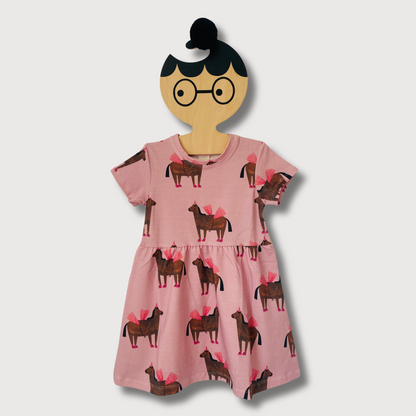 PFERD AUF ROSA eS KLEID