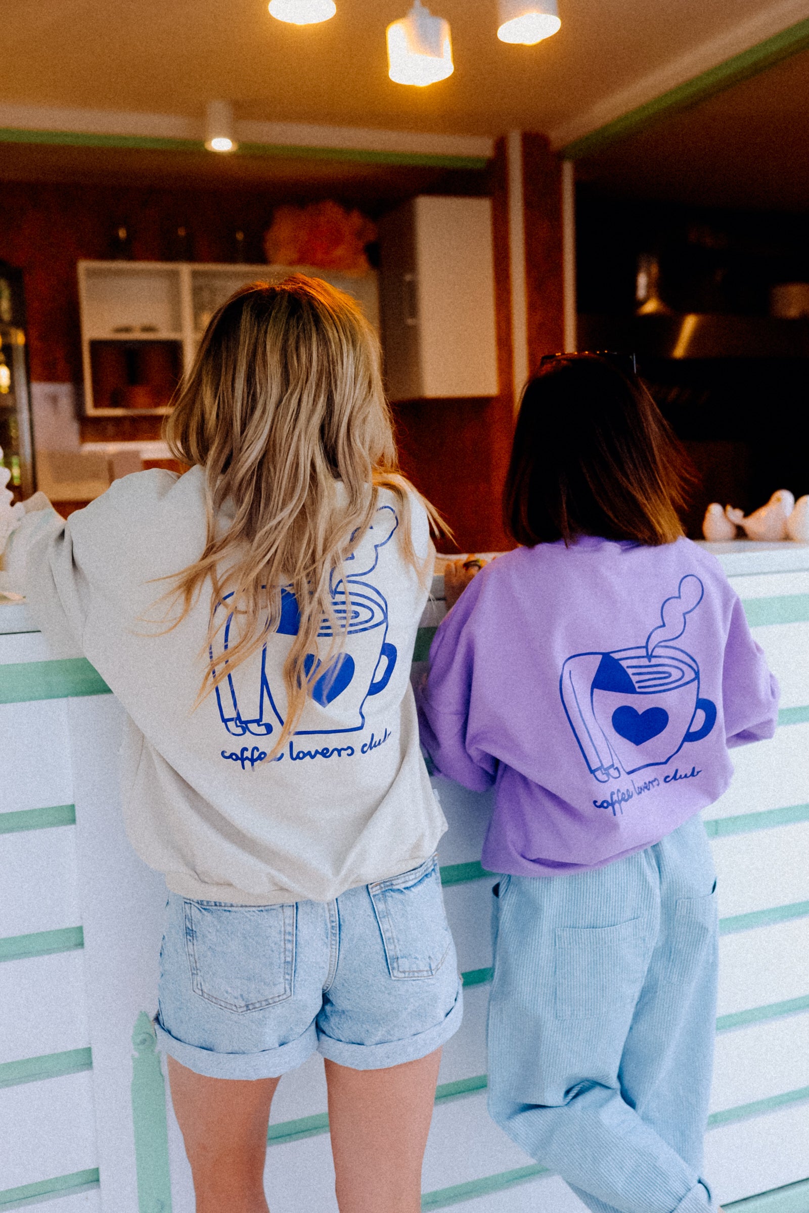 BIG COFFEE LOVER AUF LILA - ERWACHSENEN SWEATSHIRT