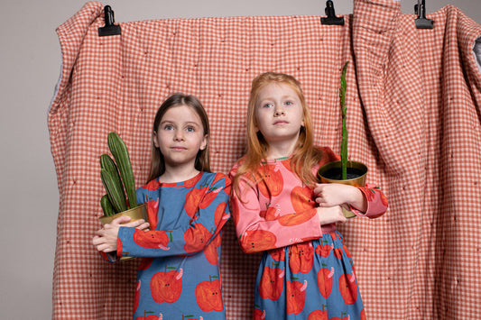 APFEL AUF BLAU LANGARMSHIRT