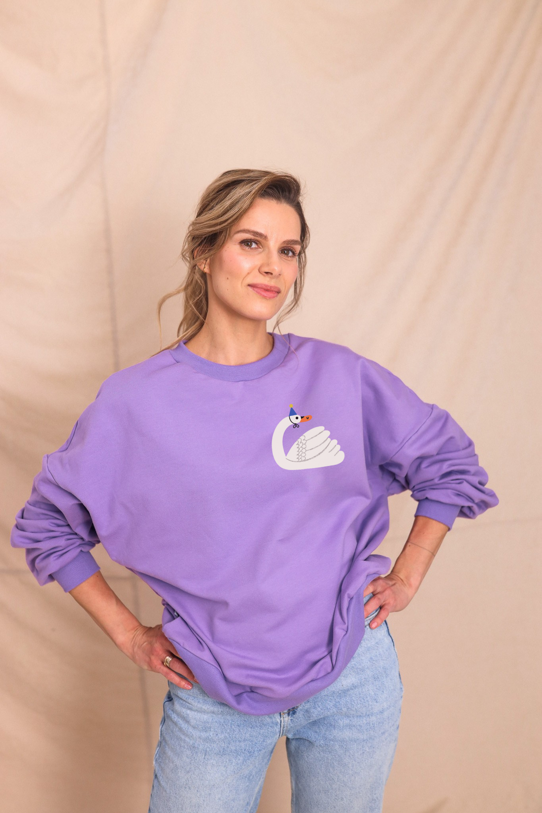ERWACHSENEN SWEATSHIRT- SCHWAN AUF LILA (LIEFERUNG CA. 14)