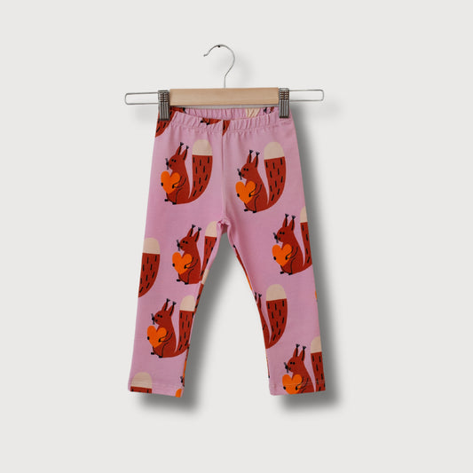 EICHHÖRNCHEN AUF ROSA LEGGINGS