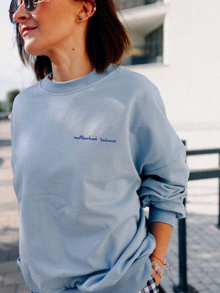 PRE ORDER - BIG MOTHERHOOD BALANCE AUF HELLBLAU - ERWACHSENEN SWEATSHIRT