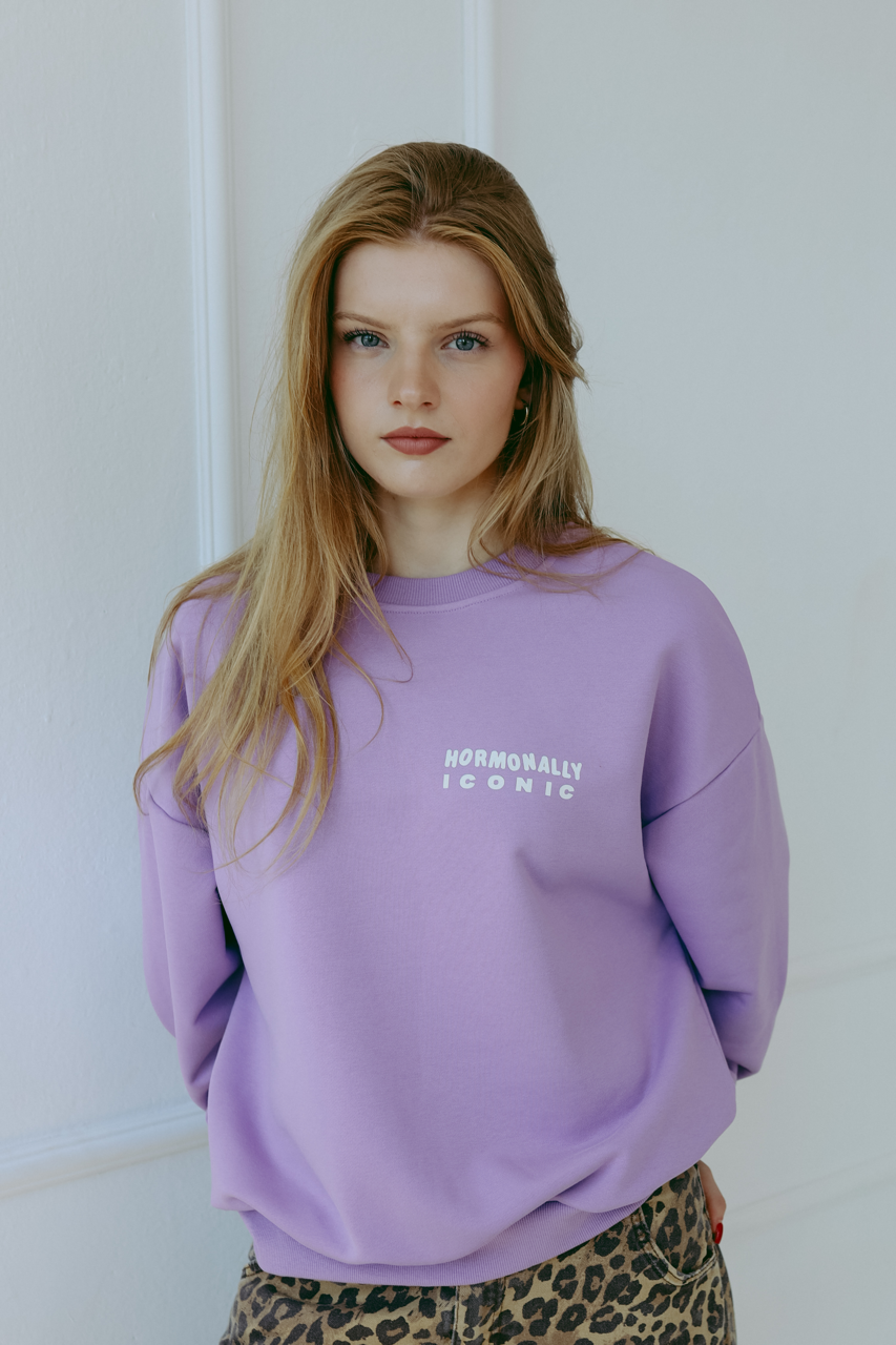 Hormonally Iconic - Oversized Sweatshirt - Lila
