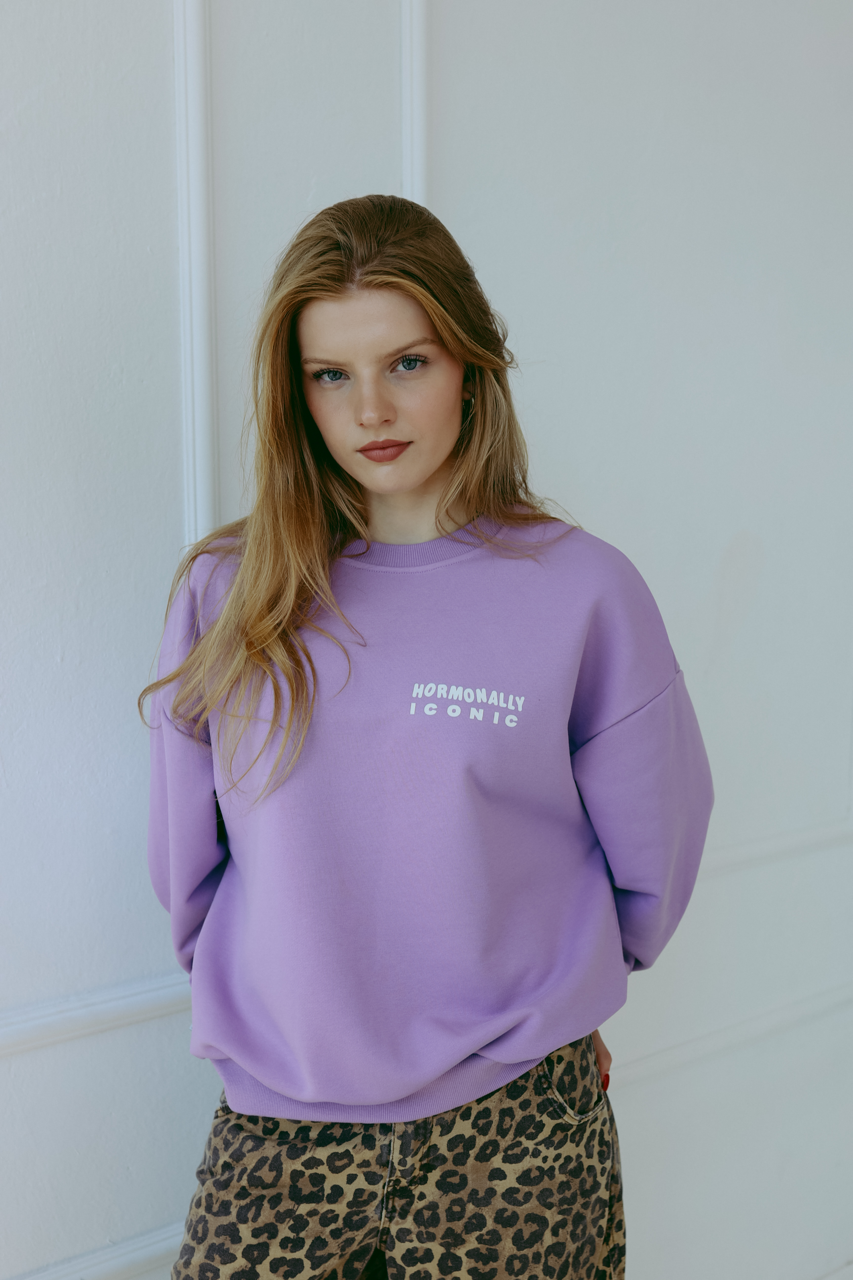 Hormonally Iconic - Oversized Sweatshirt - Lila