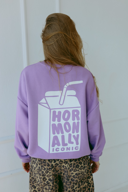 Hormonally Iconic - Oversized Sweatshirt - Lila